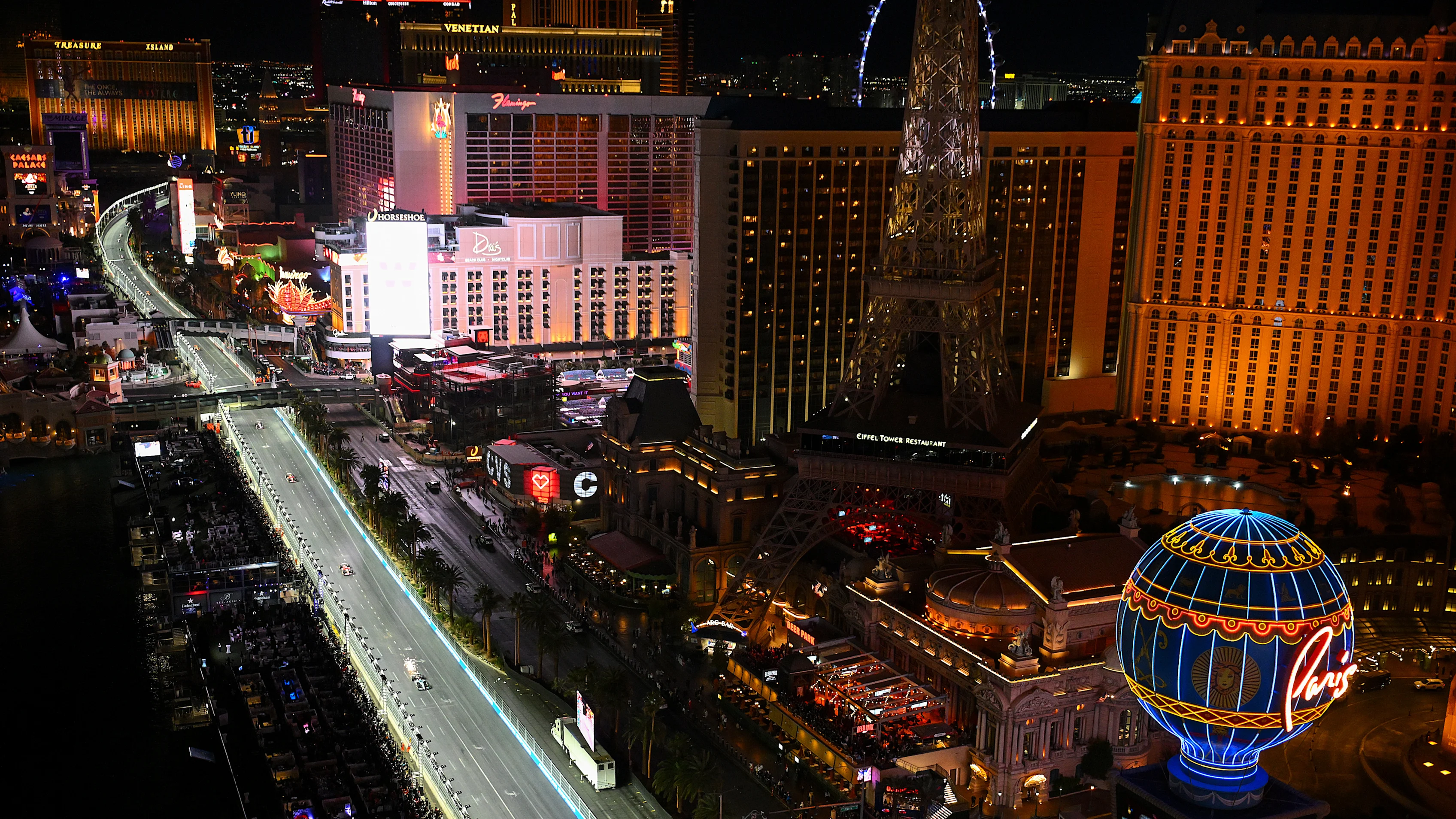 LAS VEGAS, NEVADA - 23 DE NOVIEMBRE: George Russell de Gran Bretaña conduciendo el (63) Mercedes AMG