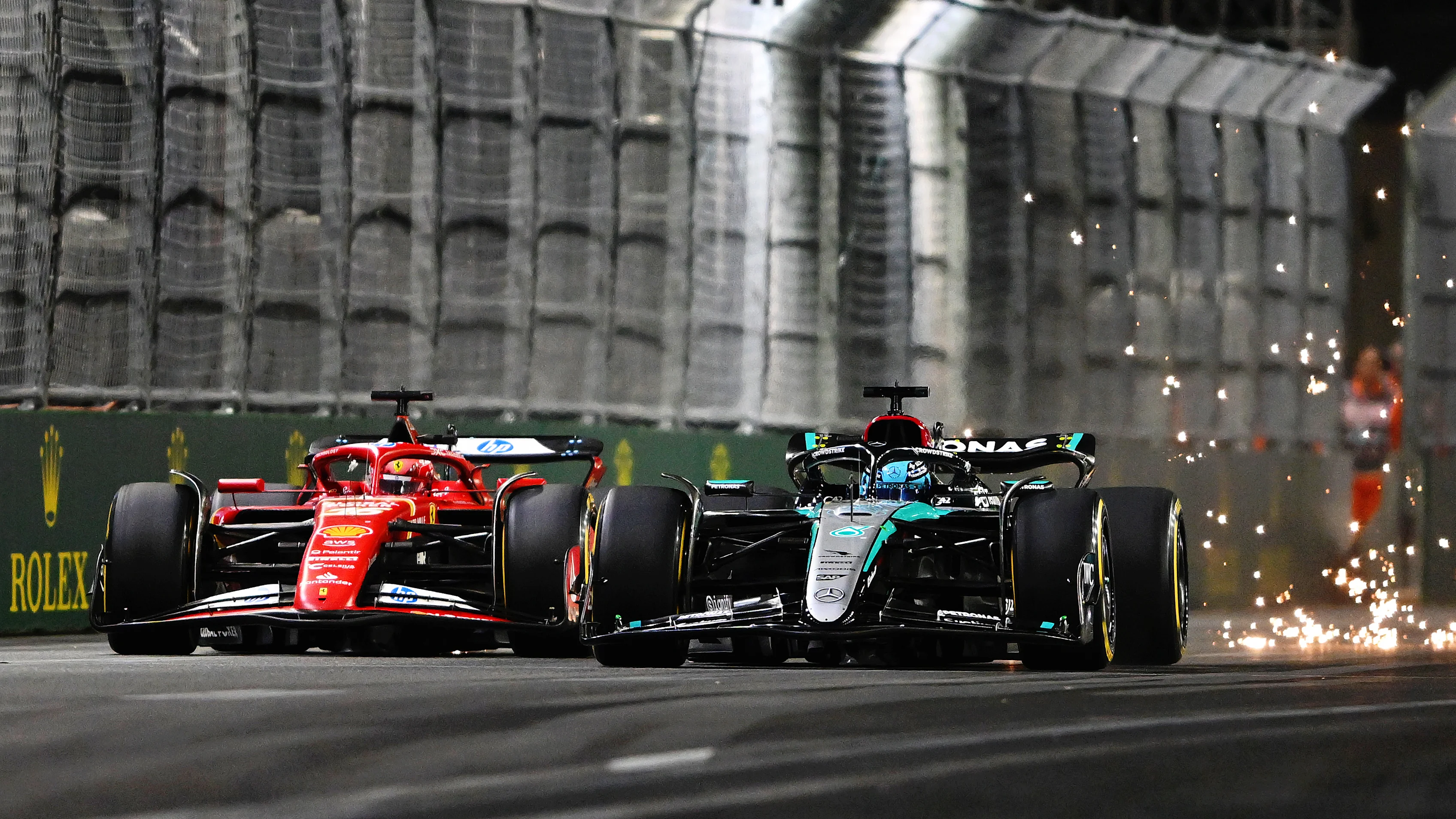 LAS VEGAS, NEVADA - 23 DE NOVIEMBRE: Charles Leclerc de Mónaco conduciendo el (16) Ferrari SF-24 y