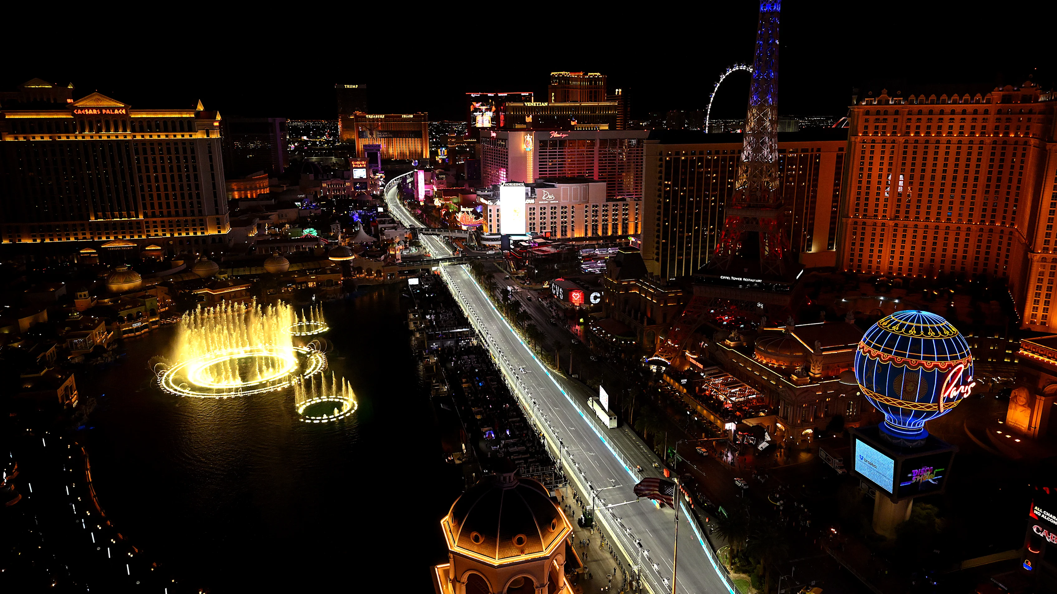 LAS VEGAS, NEVADA - 23 DE NOVIEMBRE: Liam Lawson de Nueva Zelanda conduciendo la (30) aplicación Visa Cash RB VCARB