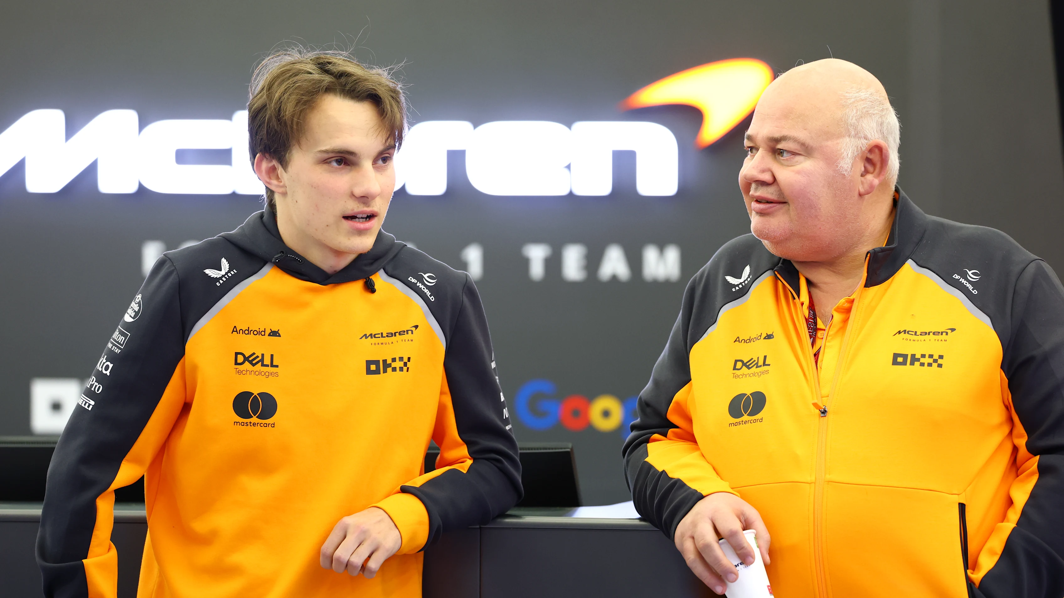 Bahrein, Bahrein - 26 de febrero: Oscar Piastri de Australia y McLaren y Rob Marshall, jefe
