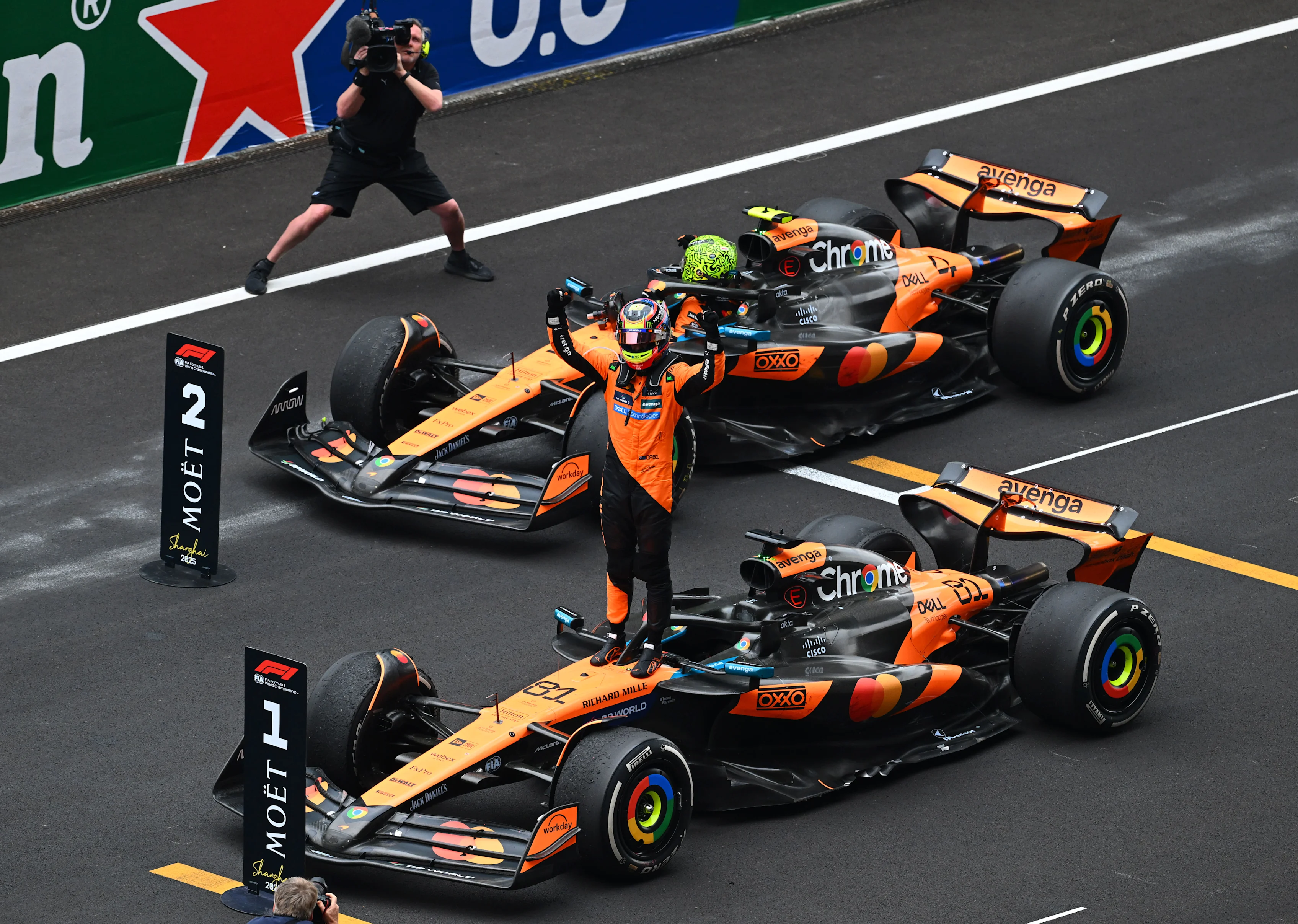 Shanghai, China - 23 de marzo: el ganador de la carrera Oscar Piastri de Australia y McLaren celebra en