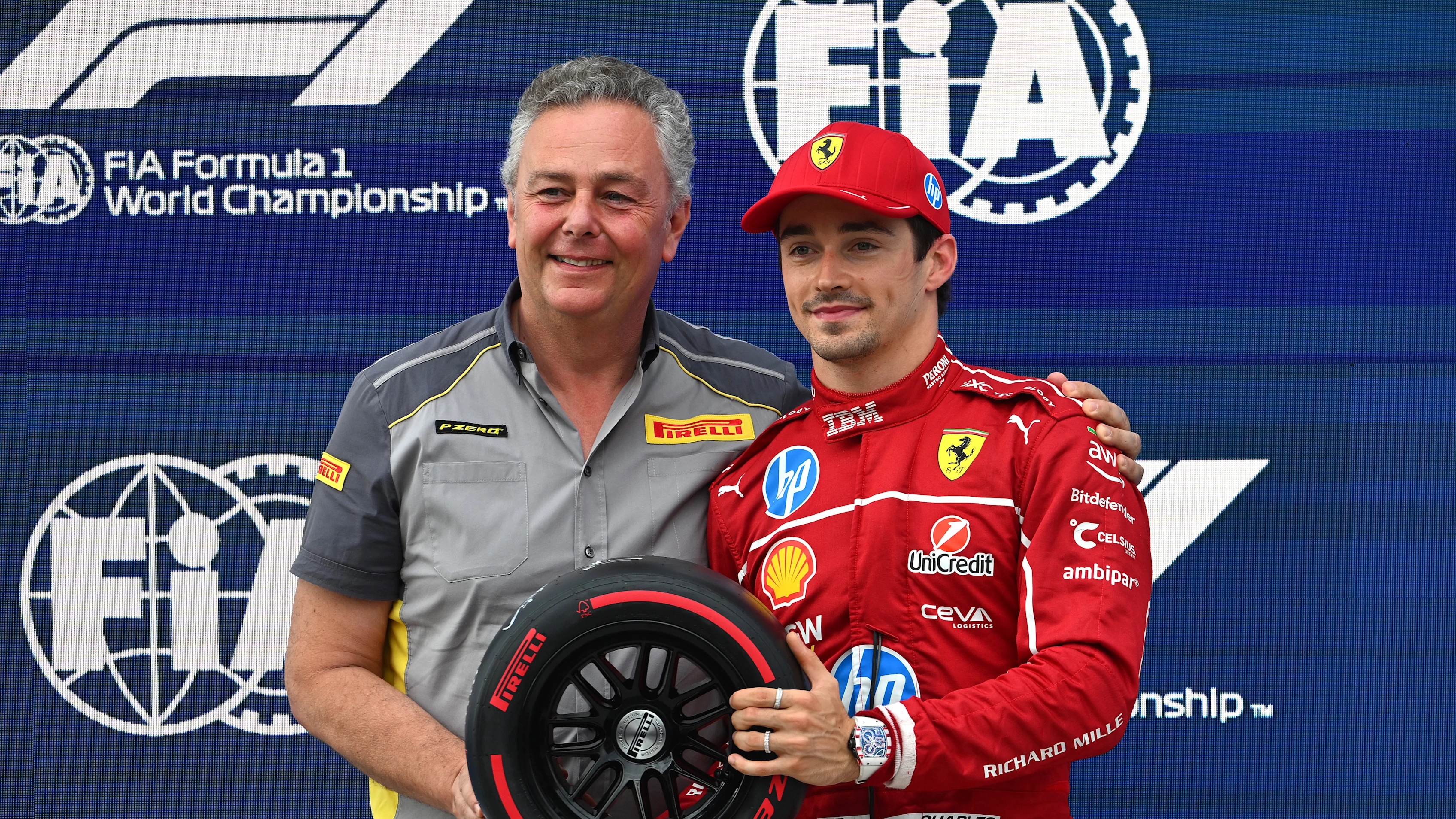 BUDAPEST, HUNGRÍA - 2 DE AGOSTO: Mario Isola, director de Pirelli F1 presenta el clasificador de la pole position