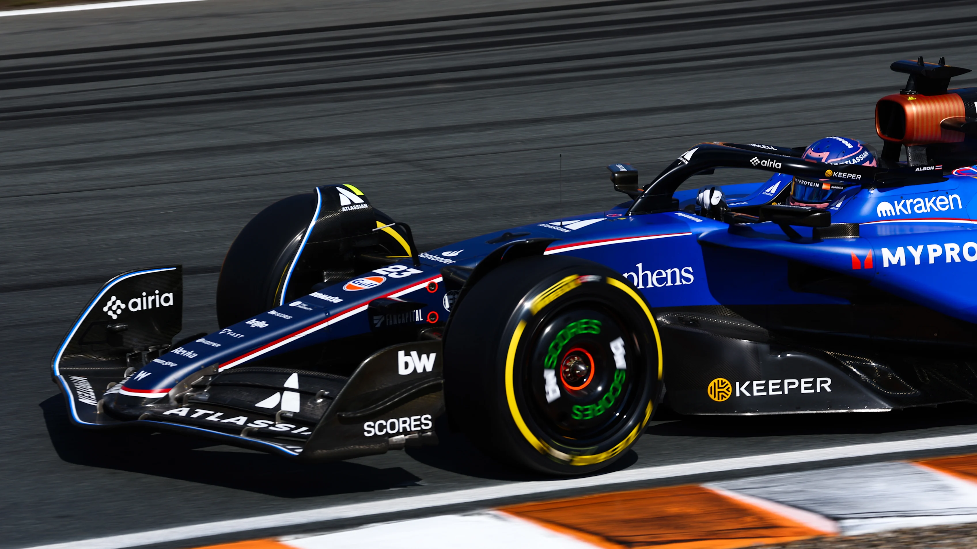 ZANDVOORT, PAÍSES BAJOS - 30 DE AGOSTO: Alexander Albon de Tailandia conduciendo el (23) Williams FW47