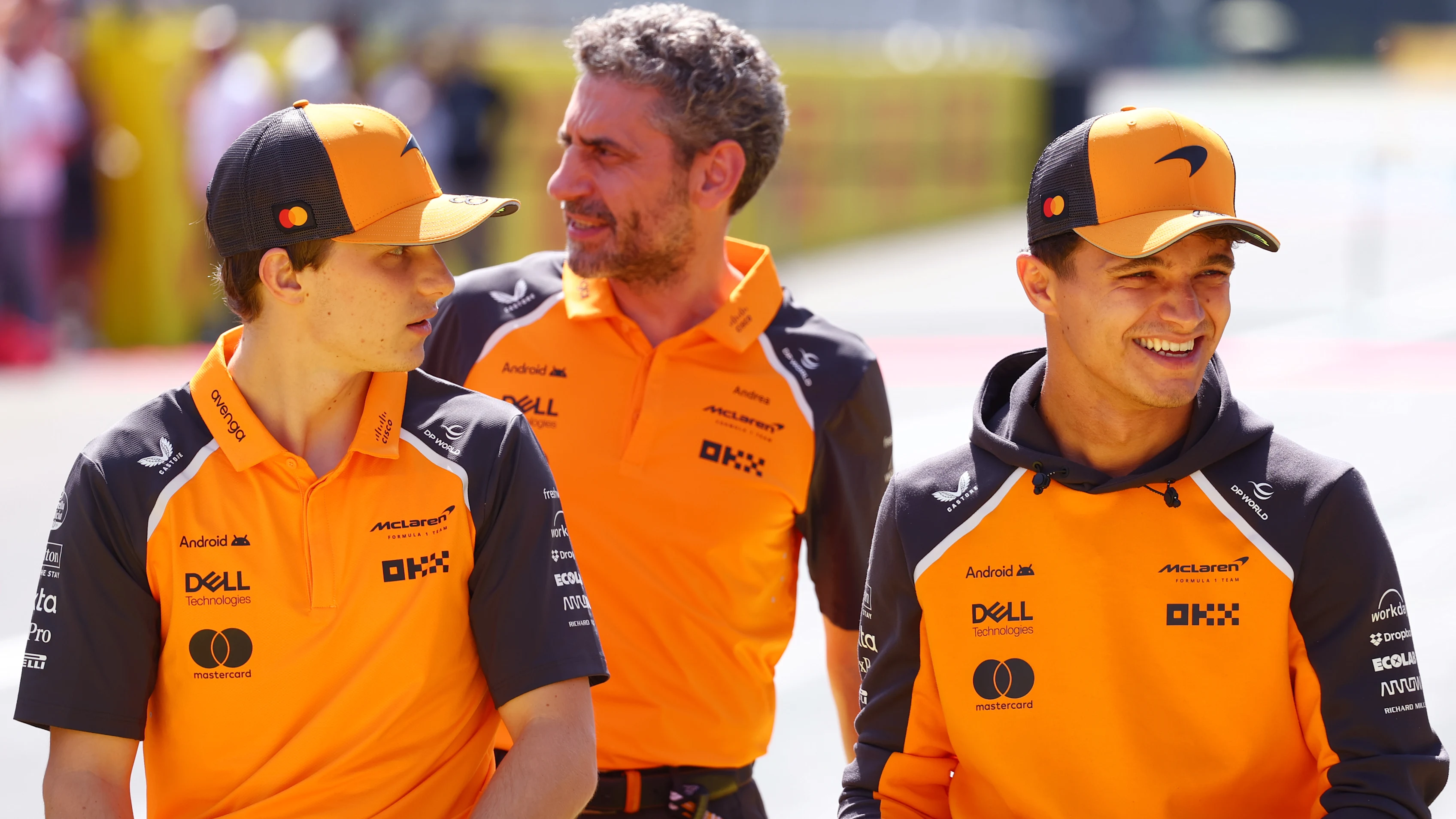 Monza, Italia - 07 de septiembre: Oscar Piastri de Australia y McLaren Andrea Stella, director del equipo