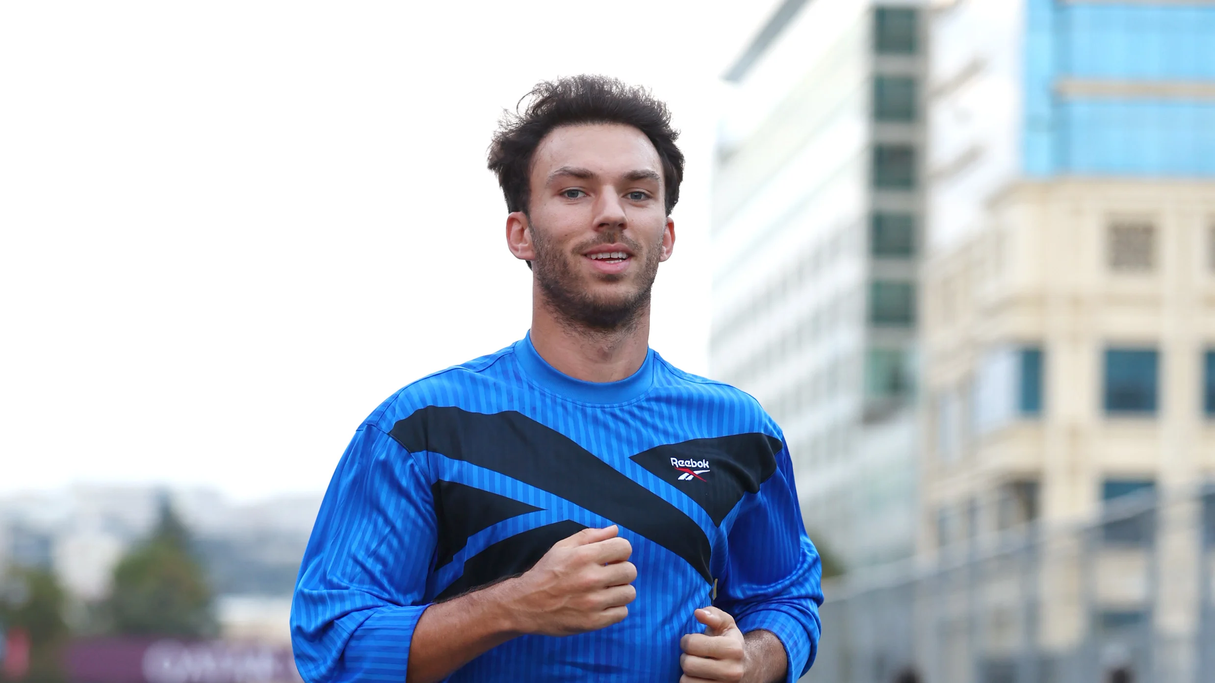 Baku, Azerbaiyán - 18 de septiembre: Pierre Gasly de Francia y Alpine F1 dirige la pista durante