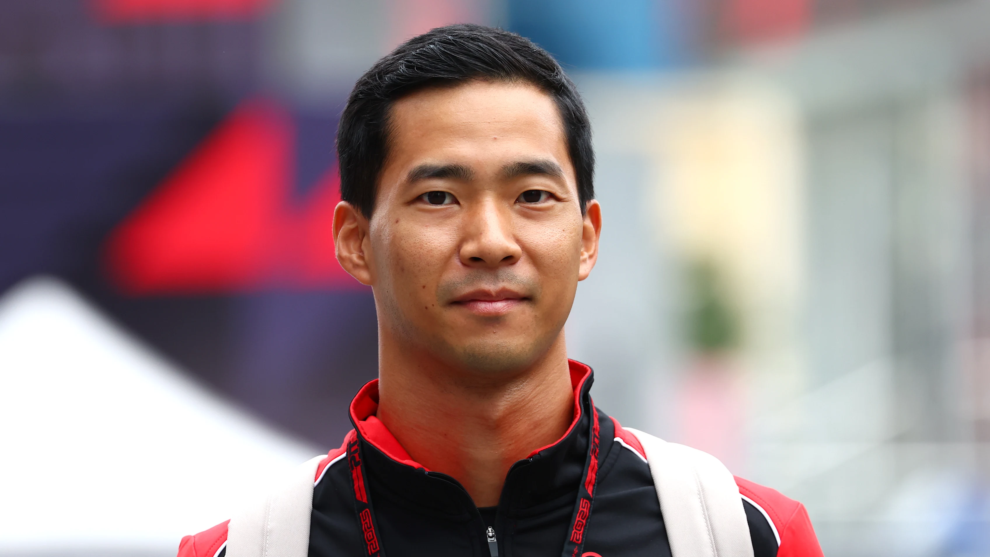 BAKÚ, AZERBAIYÁN - 19 DE SEPTIEMBRE: Ryo Hirakawa de Japón y Haas F1 observan durante la práctica que se avecina