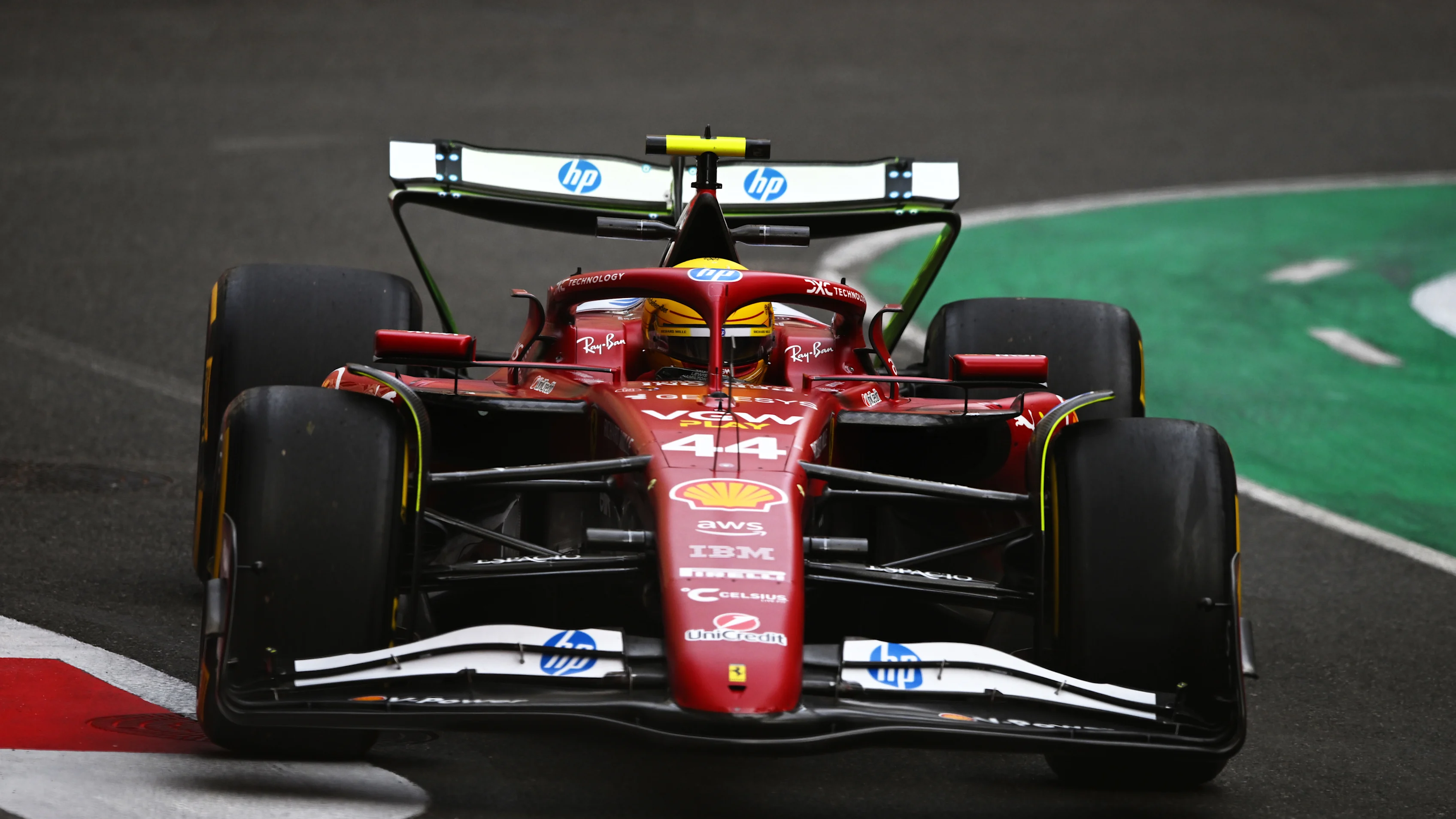 Bakú, Azerbaiyán - 19 de septiembre: Lewis Hamilton de Gran Bretaña conduciendo la (44) Scuderia Ferrari