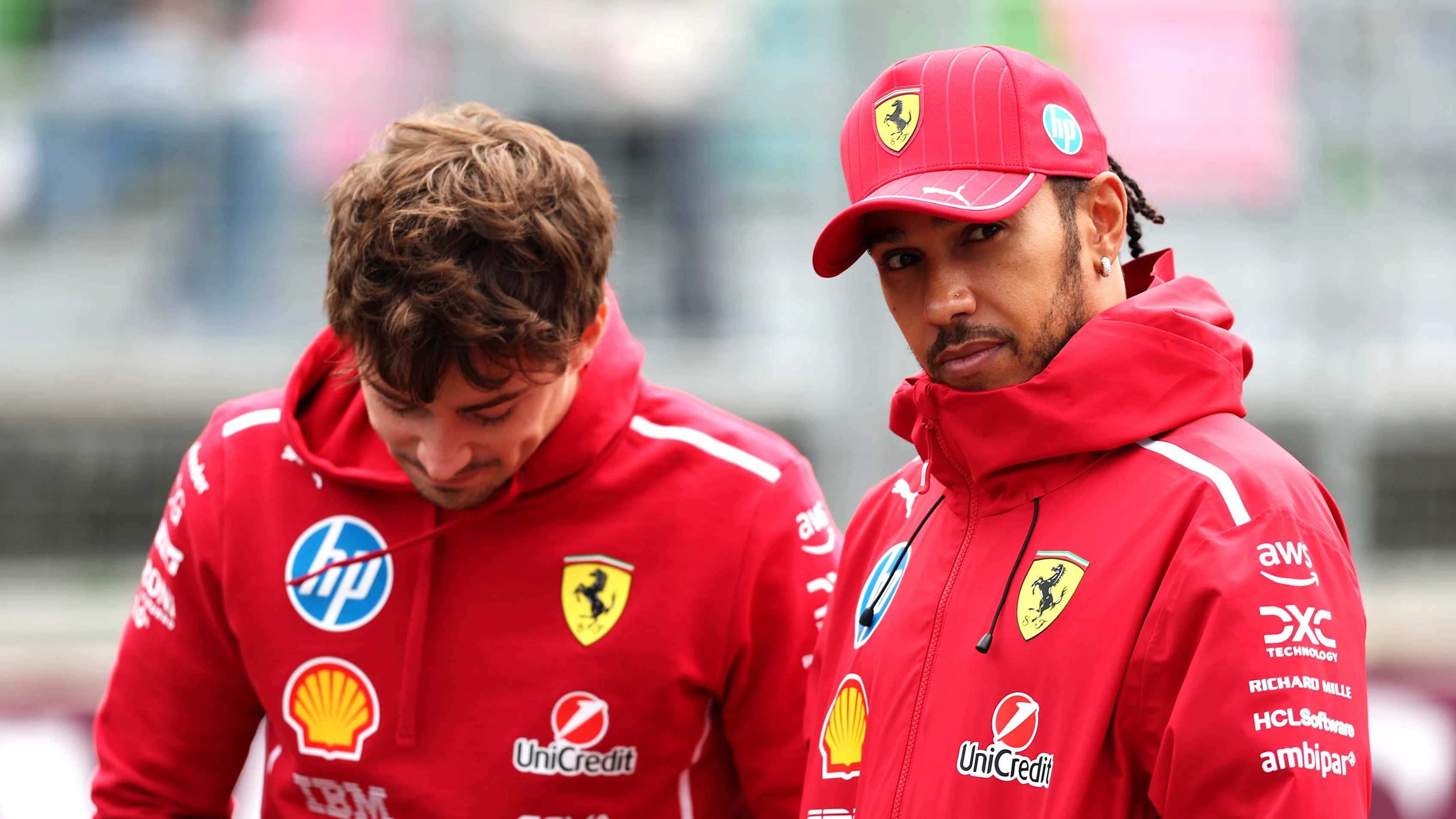 Bakú, Azerbaiyán - 21 de septiembre: Charles Leclerc de Mónaco y Scuderia Ferrari y Lewis Hamilton