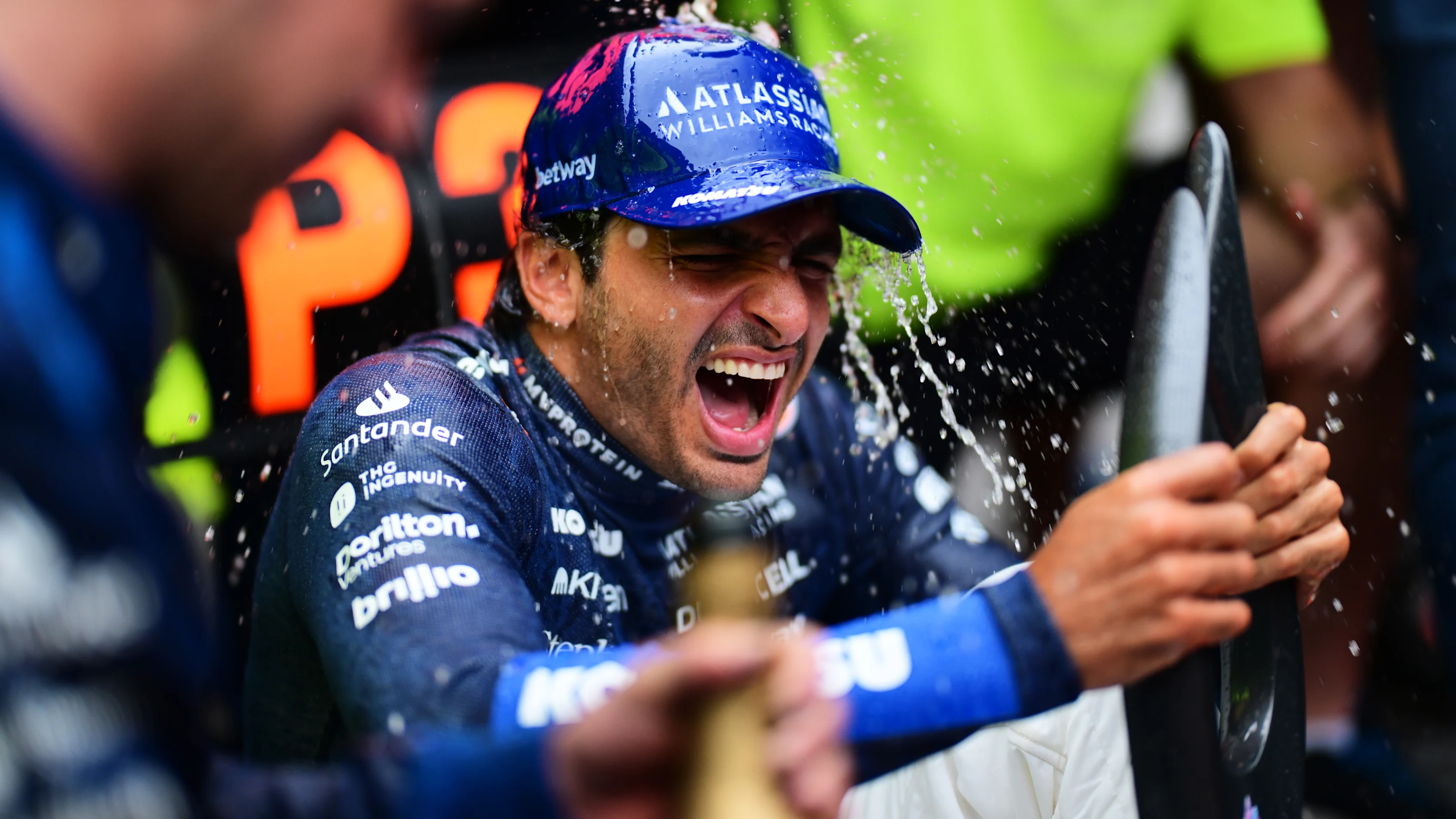 BAKÚ, AZERBAIYÁN - 21 DE SEPTIEMBRE: El tercer clasificado Carlos Sainz de España y Williams celebran con