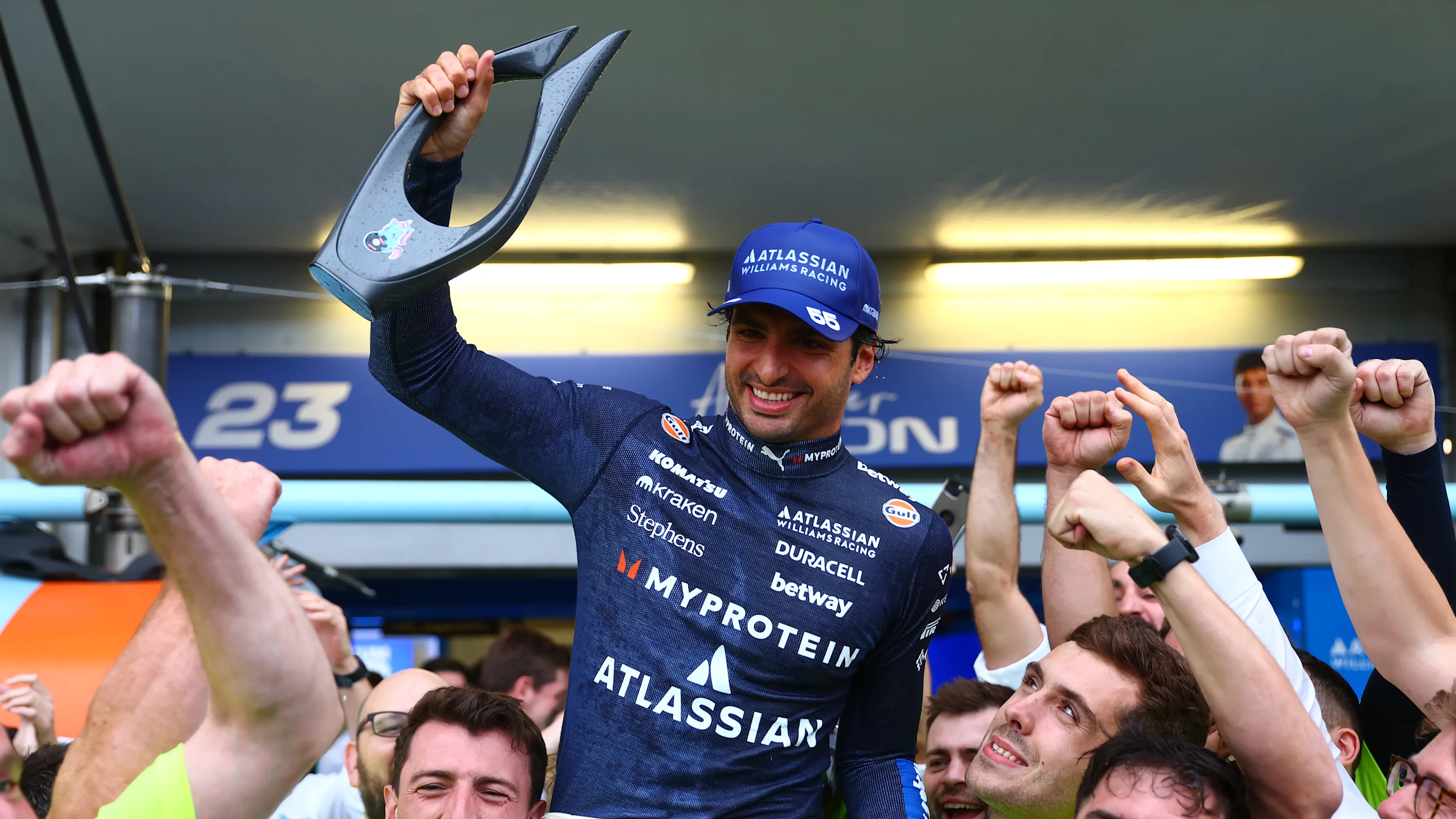 Bakú, Azerbaiyán - 21 de septiembre: el tercer lugar CARLOS SAINZ de España y Williams celebra con