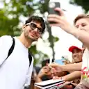 Esteban Ocon balanceando la camiseta blanca y las gafas de luz azul