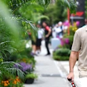 Fernando Alonso llega al Paddock el jueves en un polo de la marca Aston Martin