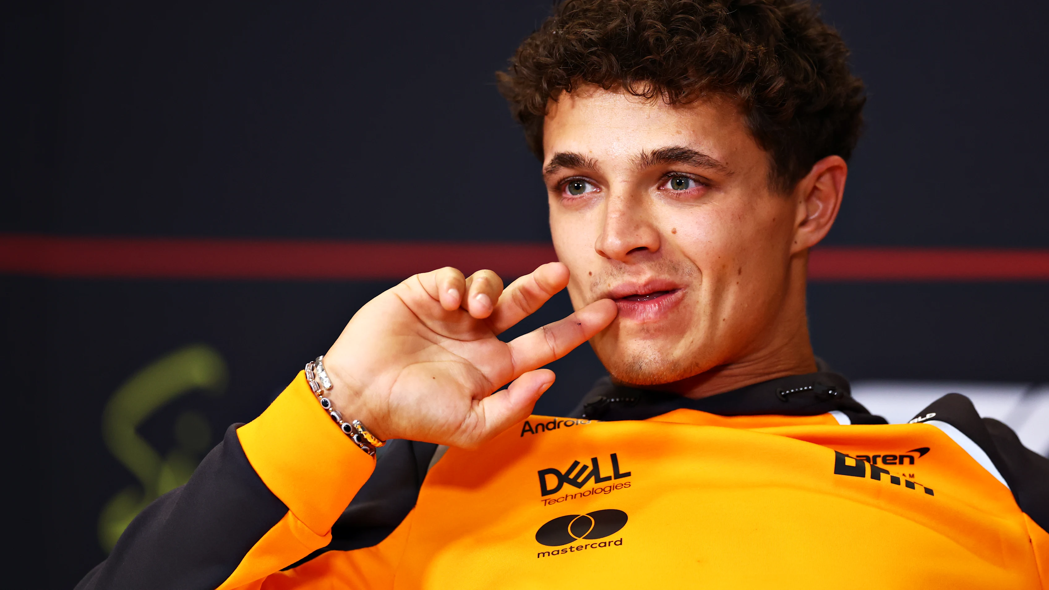 Singapur, Singapur - 02 de octubre: Lando Norris de Gran Bretaña y McLaren mira en el
