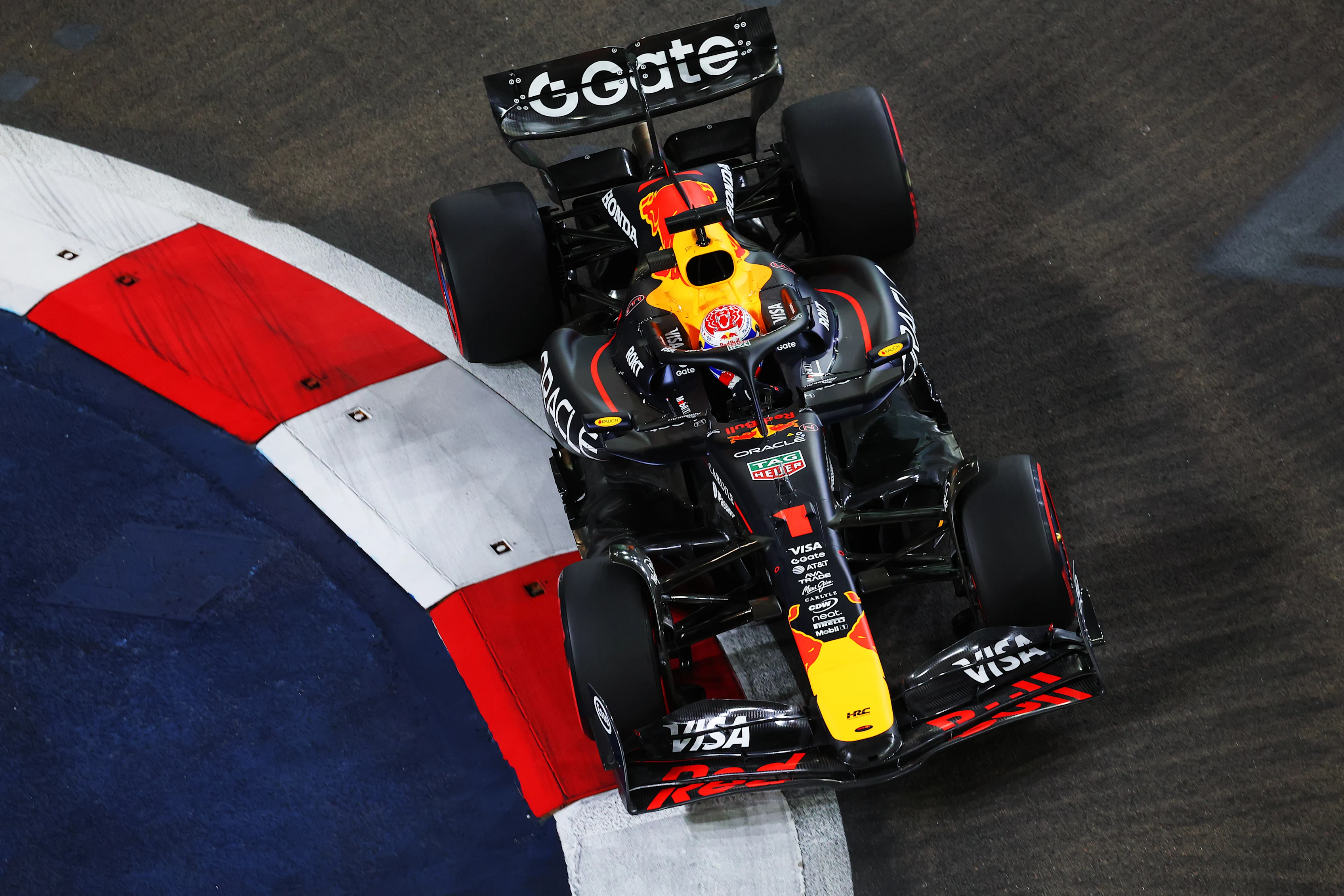Singapur, Singapur - 03 de octubre: Max Verstappen de los Países Bajos conduciendo el (1) Oracle Red