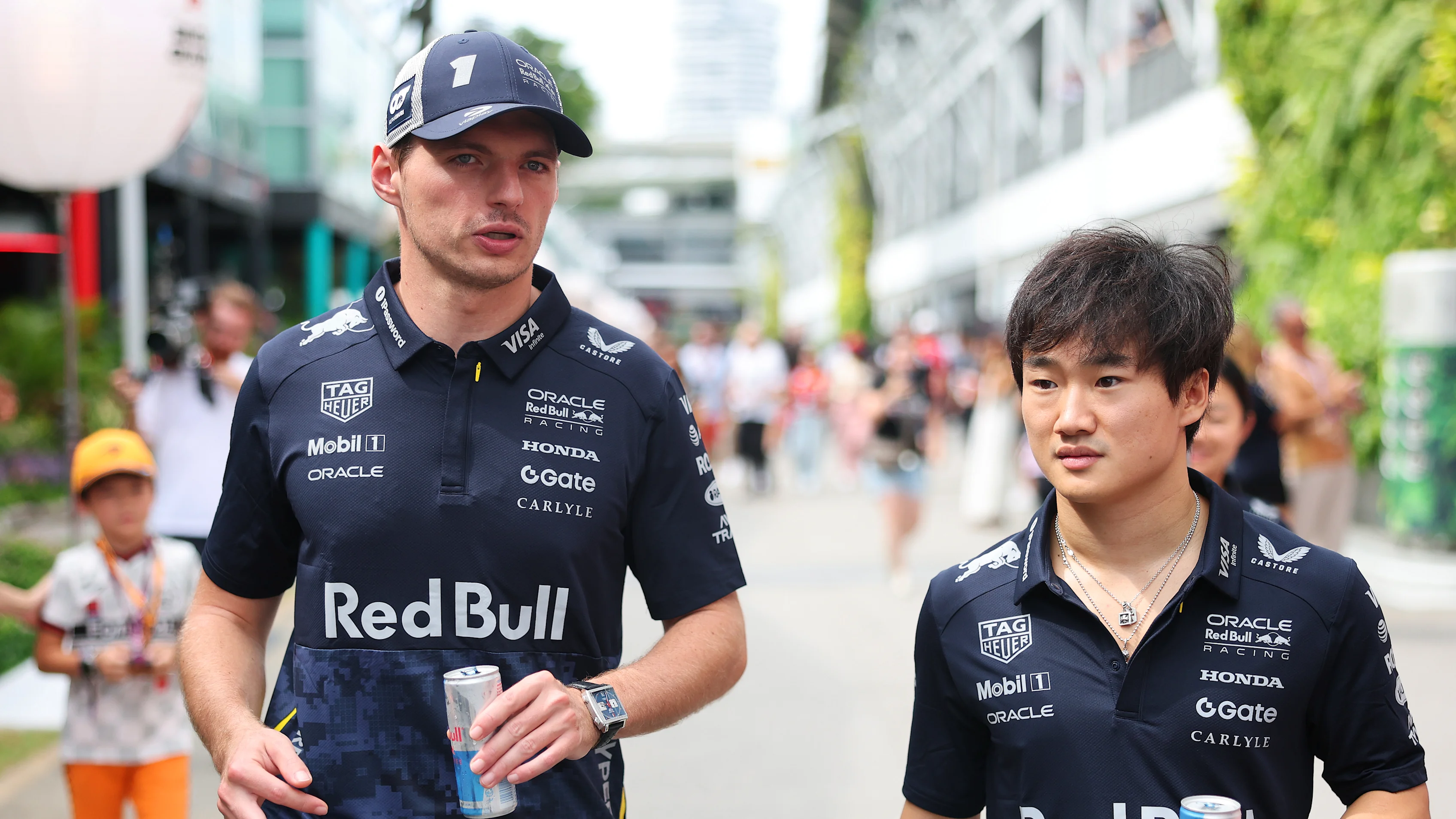 Max Verstappen y Yuki Tsunoda con la colección de cápsulas de Hypebeast Red Bull X, diseñada específicamente para carreras nocturnas. Deslizar para más imágenes