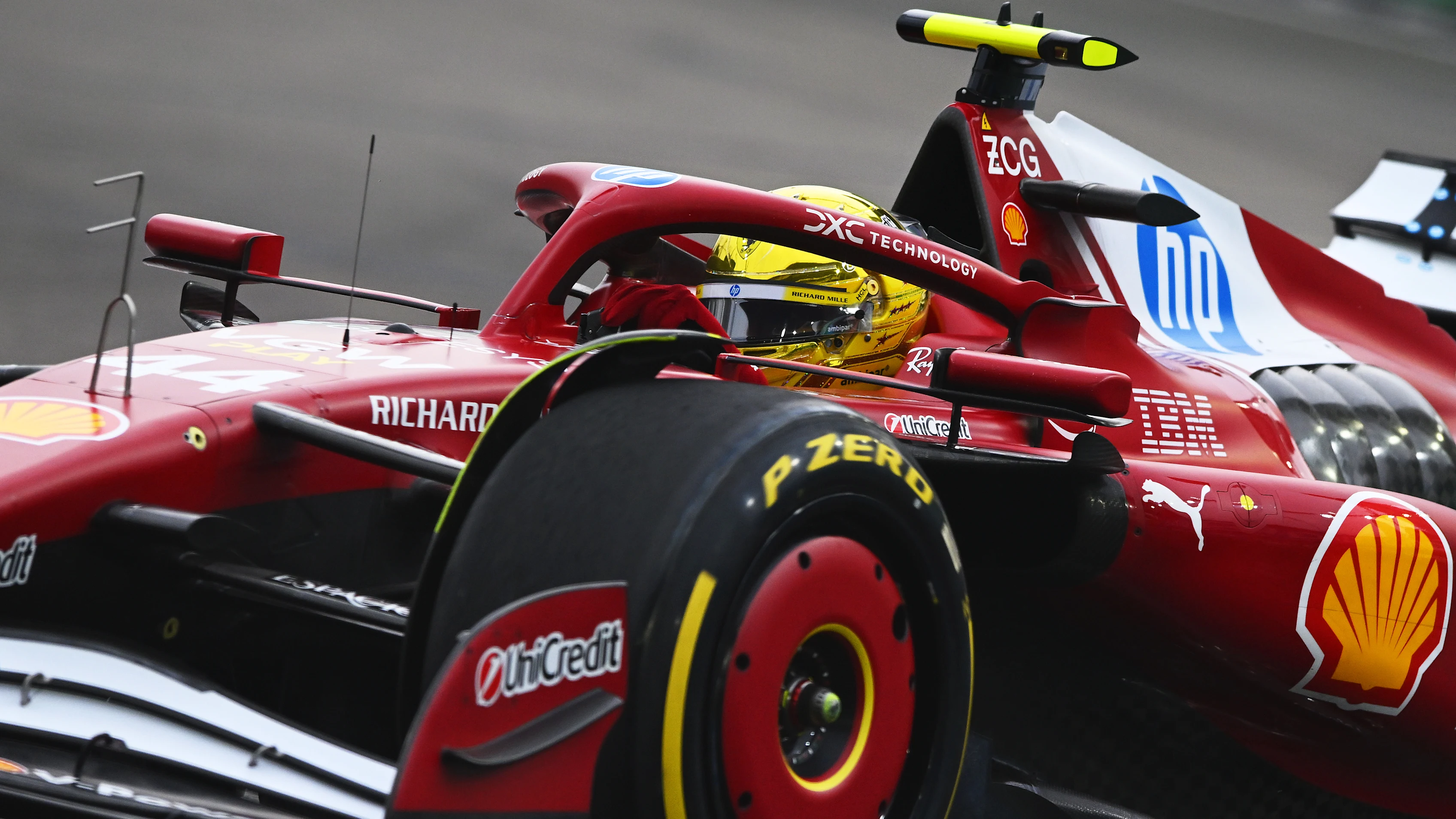 SINGAPUR, SINGAPUR - 4 DE OCTUBRE: Lewis Hamilton de Gran Bretaña conduciendo la (44) Scuderia