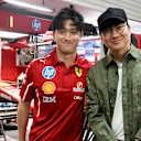 JJ Lin posa con Zhou Guanyu en el garaje Ferrari