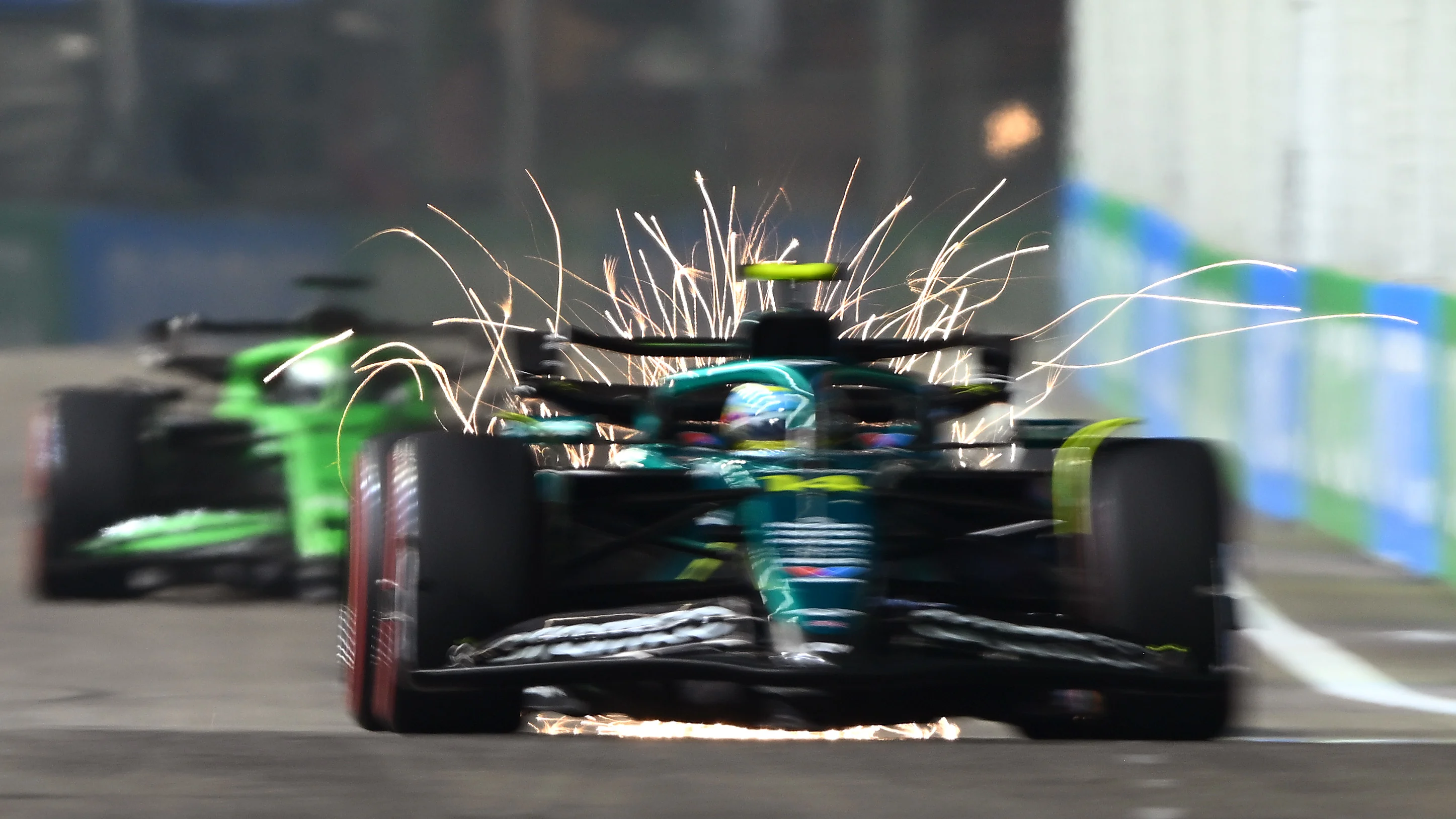 SINGAPUR, SINGAPUR - 4 DE OCTUBRE: Chispas vuelan detrás de Fernando Alonso de España conduciendo el (14)