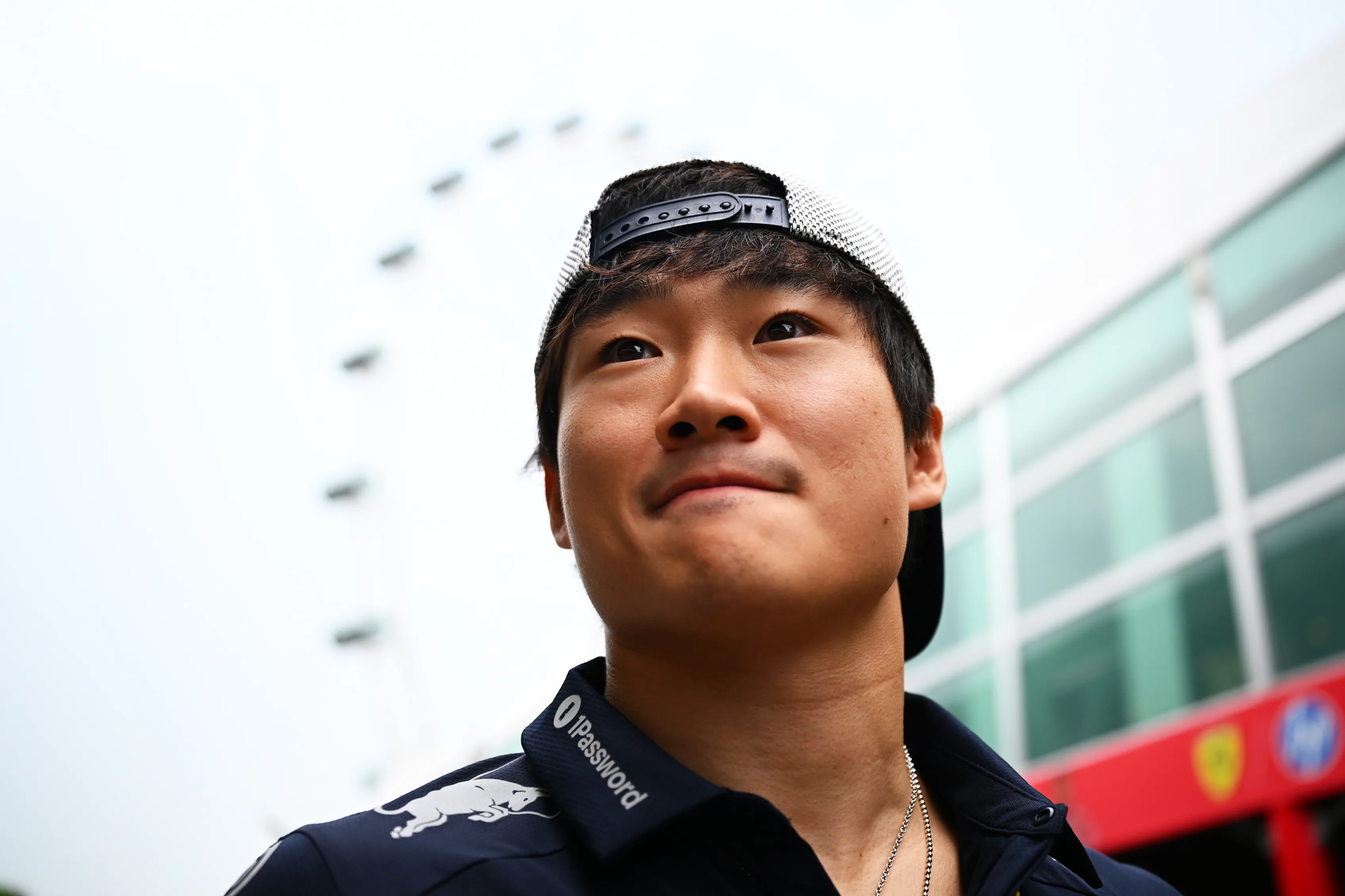 SINGAPUR, SINGAPUR - 5 DE OCTUBRE: Yuki Tsunoda de Japón y Oracle Red Bull Racing llegan al
