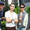 Vernon y Dino de diecisiete posando con Red Bull's Max Verstappen y Yuki Tsunoda