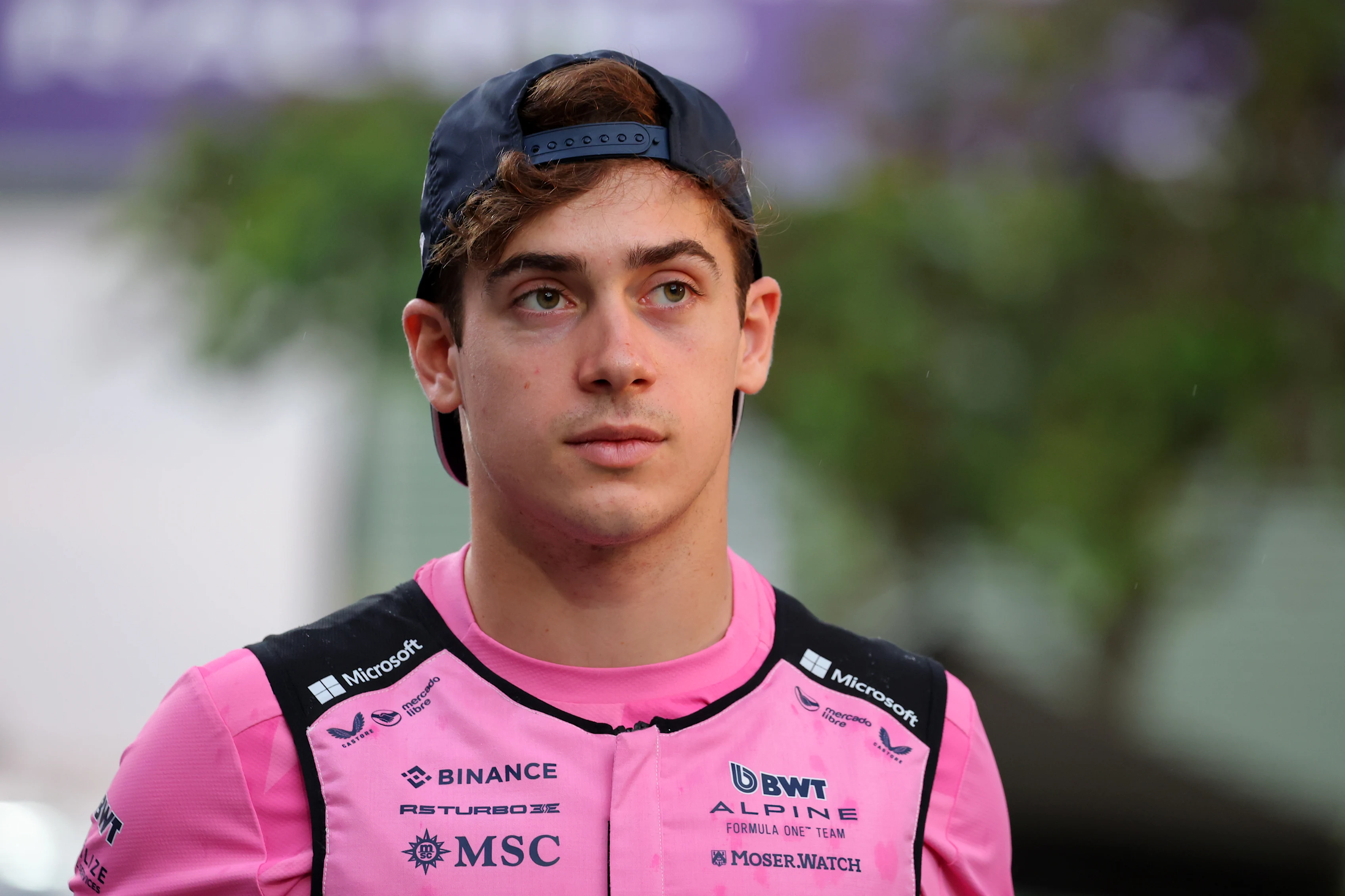 SINGAPUR, SINGAPUR - 05 DE OCTUBRE: Franco Colapinto de Argentina y Alpine F1 mira antes de