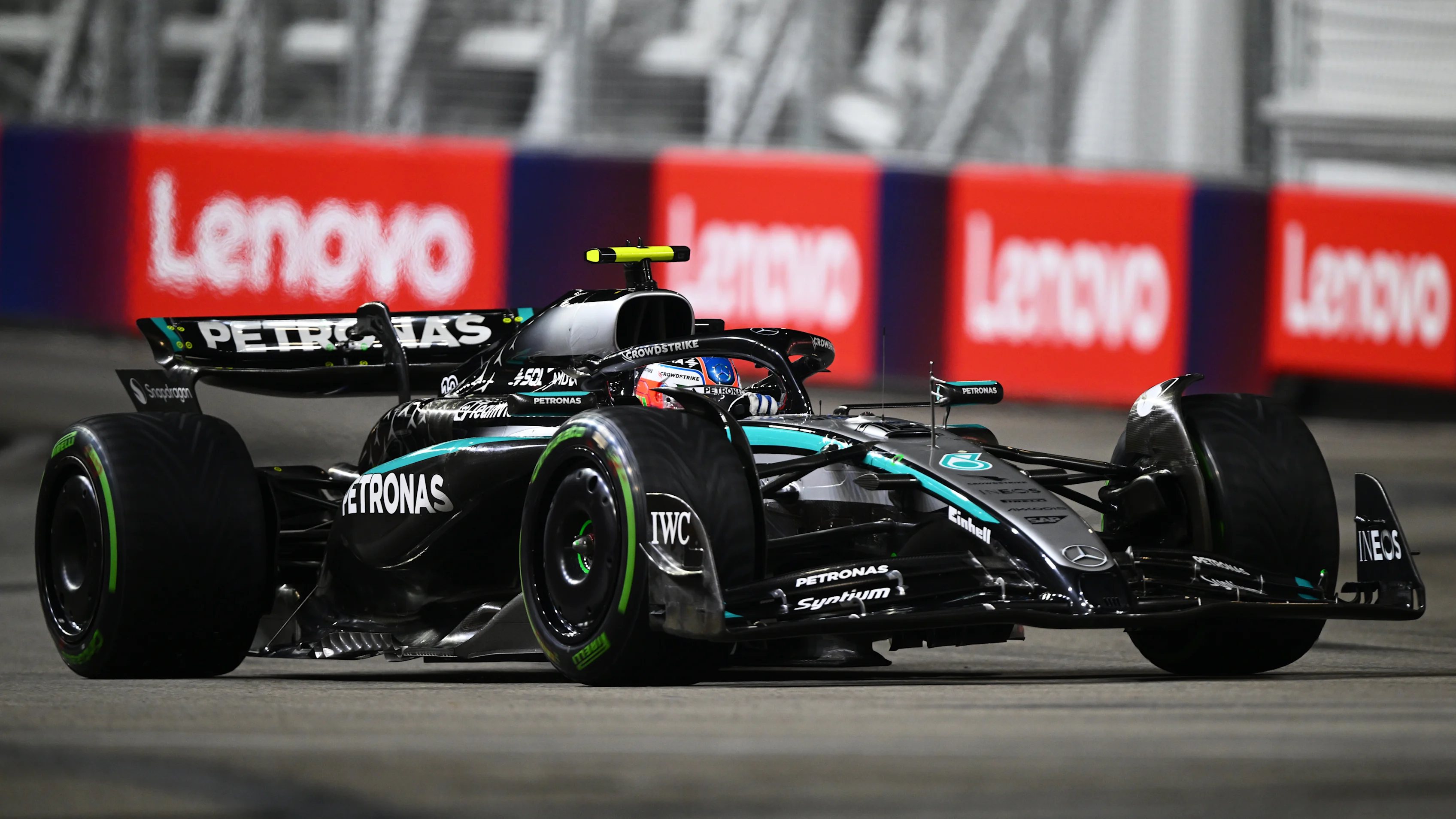 SINGAPUR, SINGAPUR - 5 DE OCTUBRE: Andrea Kimi Antonelli de Italia conduciendo el (12) Mercedes AMG
