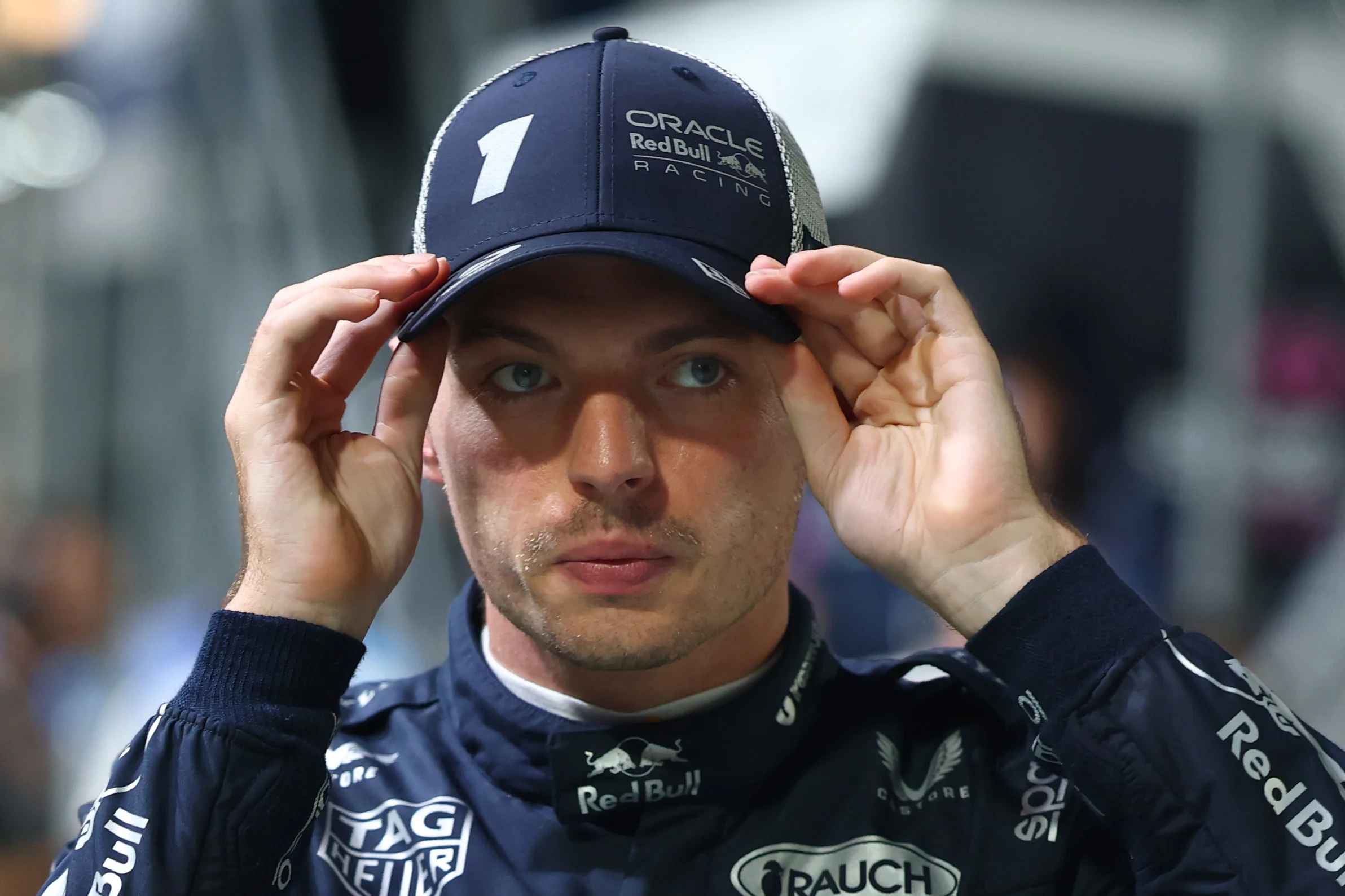 SINGAPUR, SINGAPUR - 5 DE OCTUBRE: Max Verstappen de Holanda y Oracle Red Bull Racing