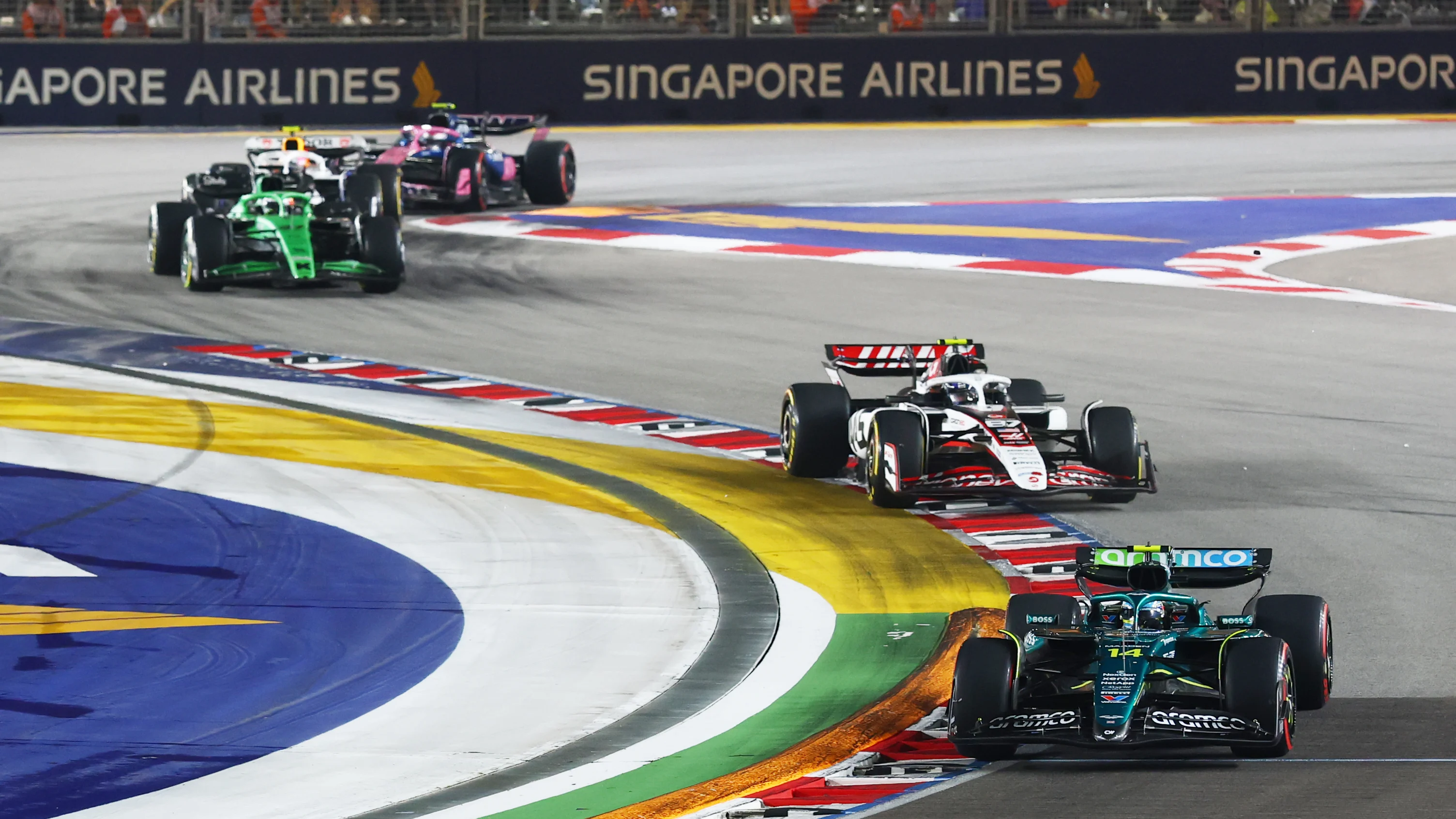 Singapur, Singapur - 05 de octubre: Fernando Alonso de España conduciendo el (14) equipo Aston Martin F1