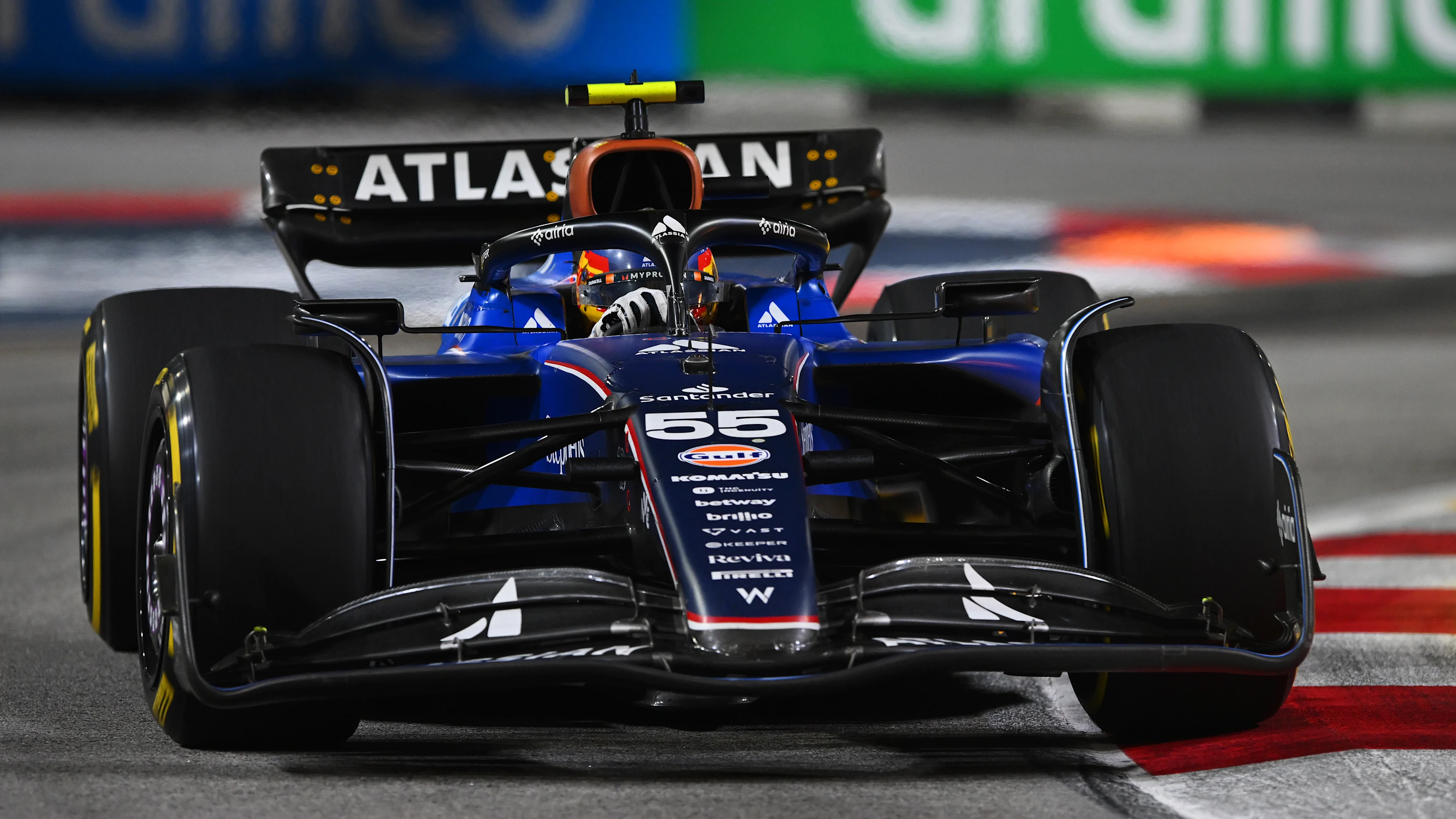 Singapur, Singapur - 05 de octubre: Carlos Sainz de España conduciendo el (55) Williams FW47 Mercedes en