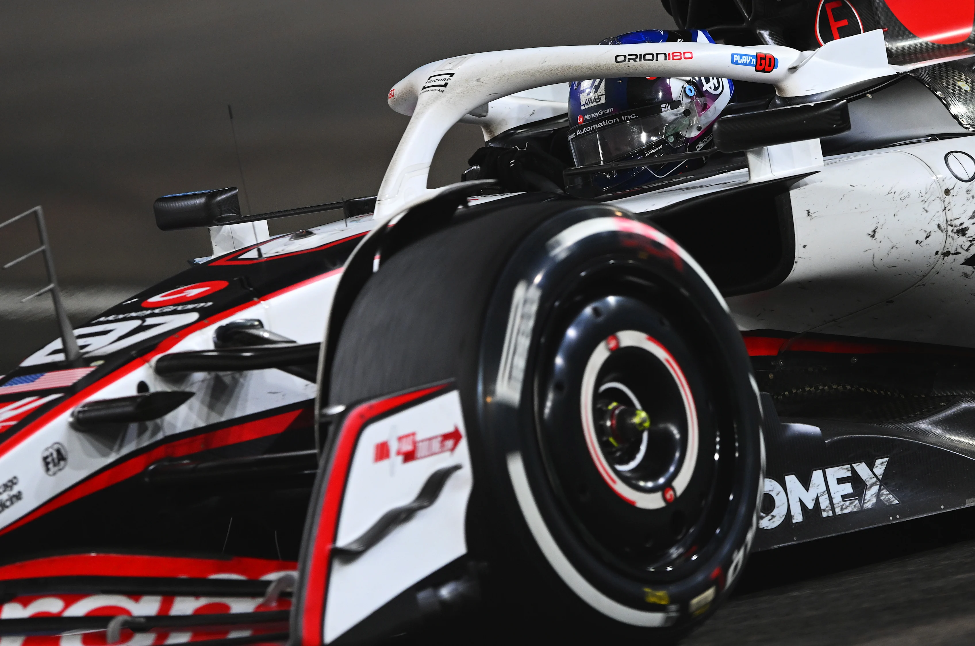 Singapur, Singapur - 05 de octubre: Oliver Bearman de Gran Bretaña que conduce el (87) Haas F1 VF -25