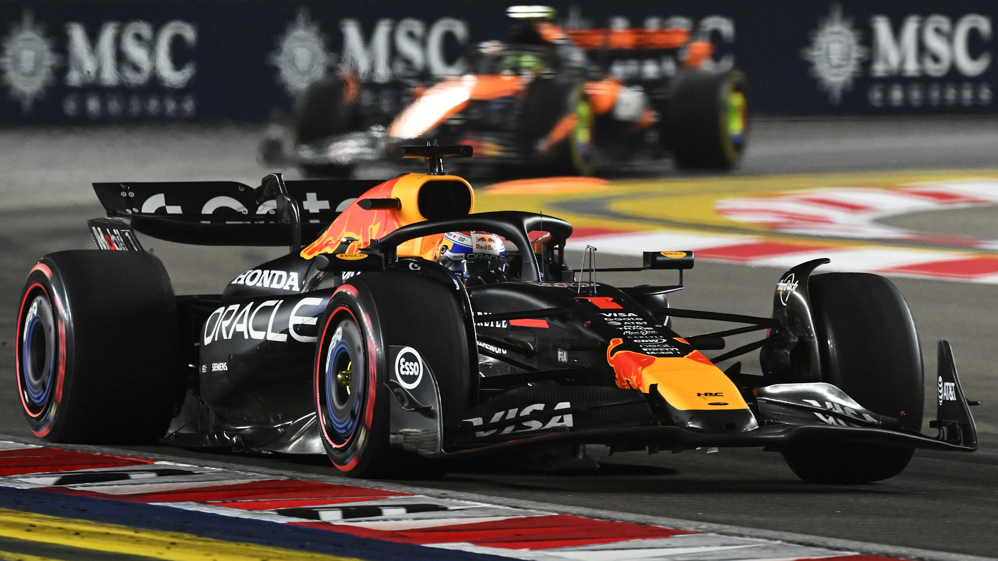 Singapur, Singapur - 05 de octubre: Max Verstappen de los Países Bajos conduciendo el (1) Oracle Red