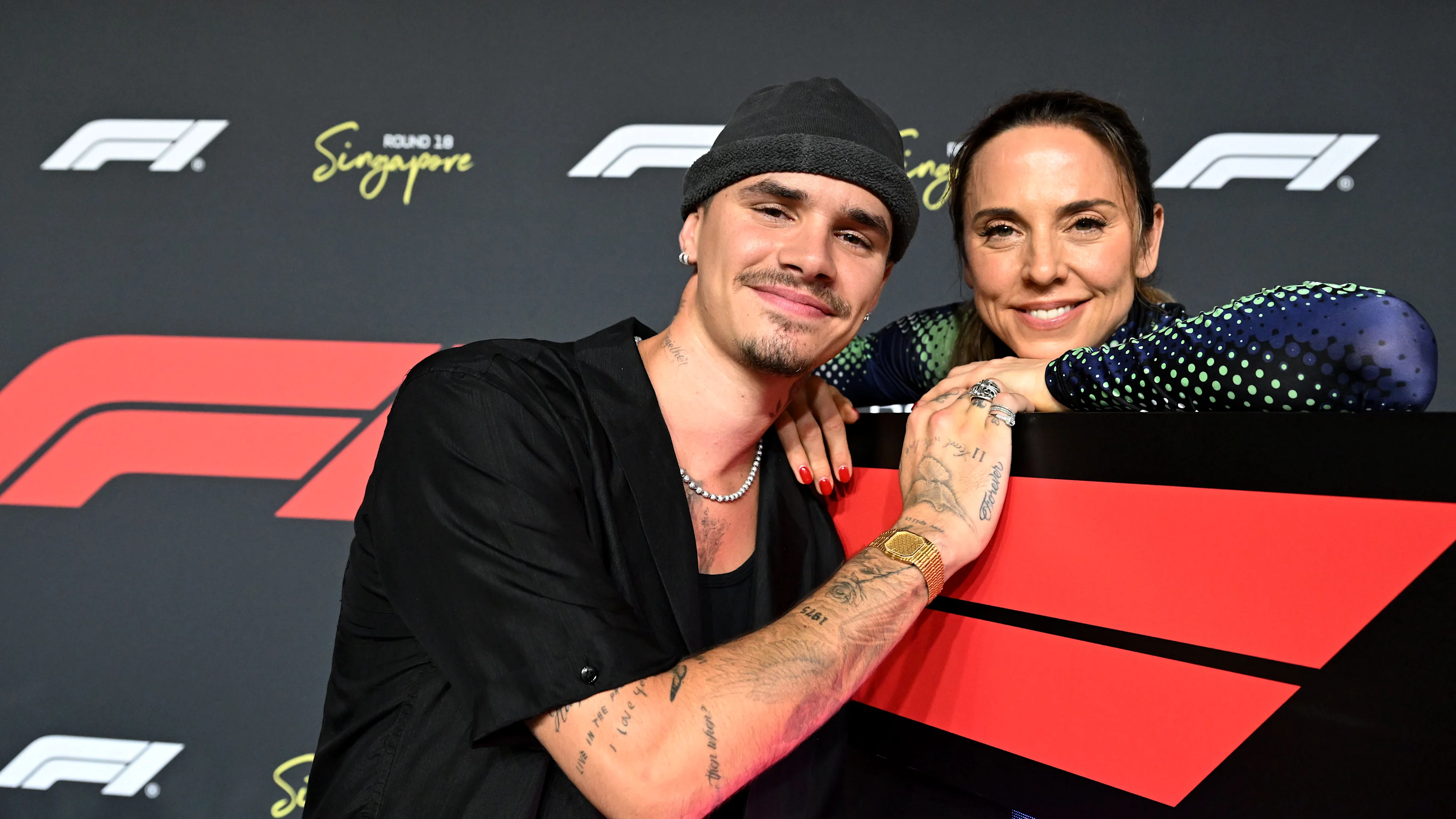 Mel C de Spice Girls se topó con Romeo Beckham antes del Gran Premio. Deslizar para más imágenes