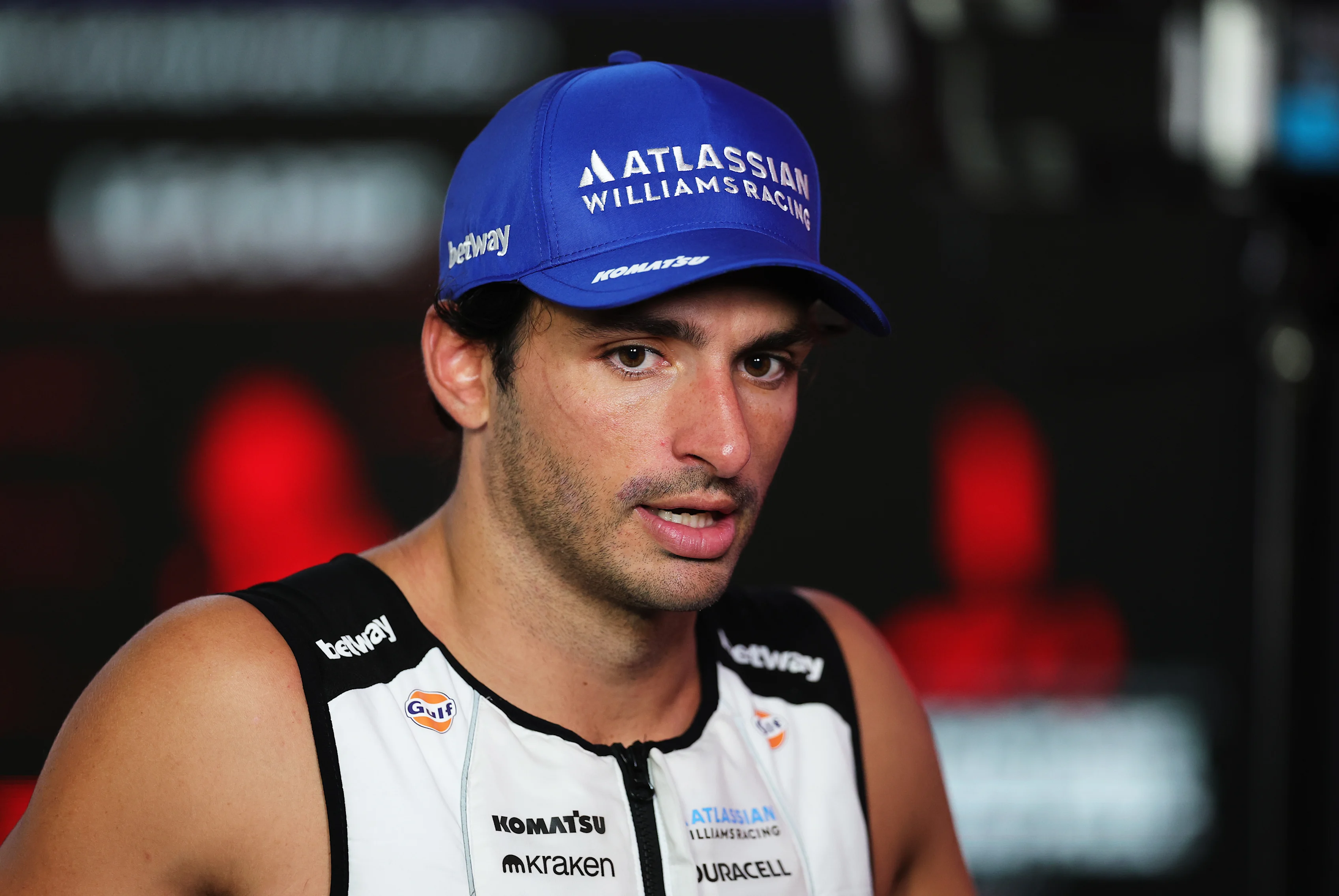 SINGAPUR, SINGAPUR - 05 DE OCTUBRE: El décimo clasificado Carlos Sainz de España y Williams habla con el