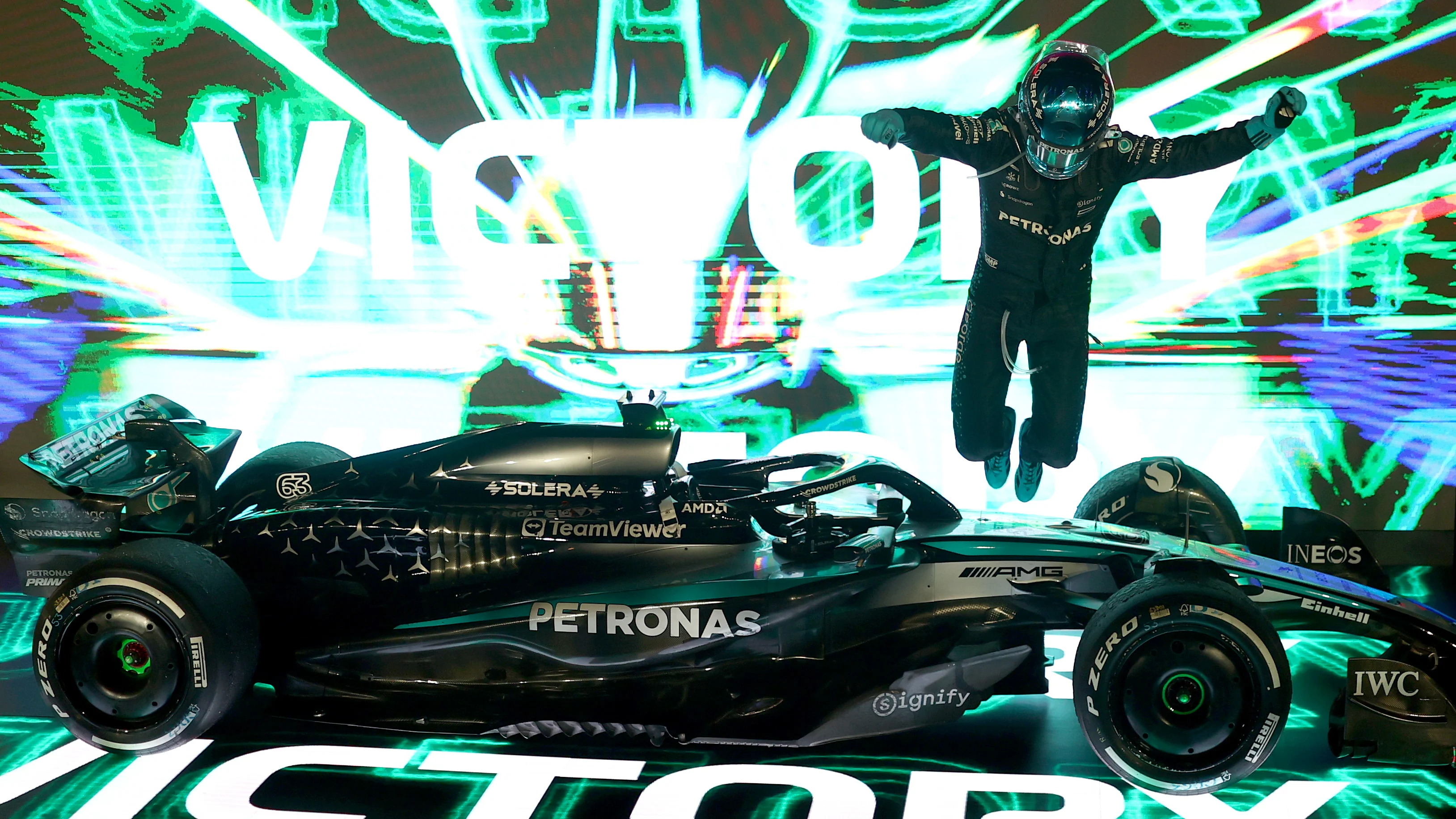 Singapur, Singapur - 05 de octubre: ganador de la carrera George Russell de Gran Bretaña y Mercedes AMG
