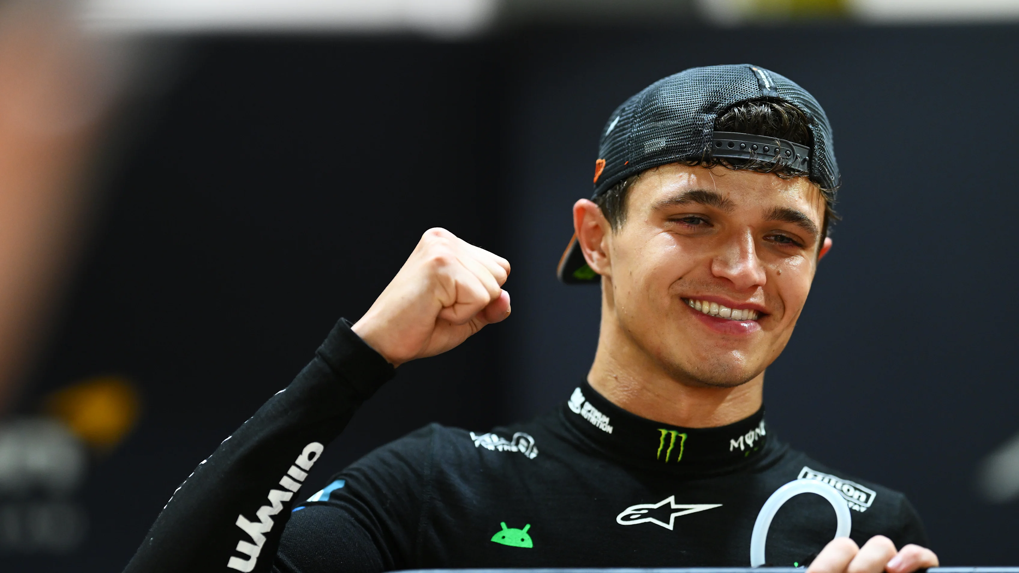 SINGAPUR, SINGAPUR - 5 DE OCTUBRE: Lando Norris de Gran Bretaña y McLaren celebran con su