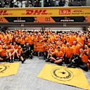 McLaren aseguró la victoria con seis rondas restantes en la temporada, igualando el récord de sus rivales Red Bull