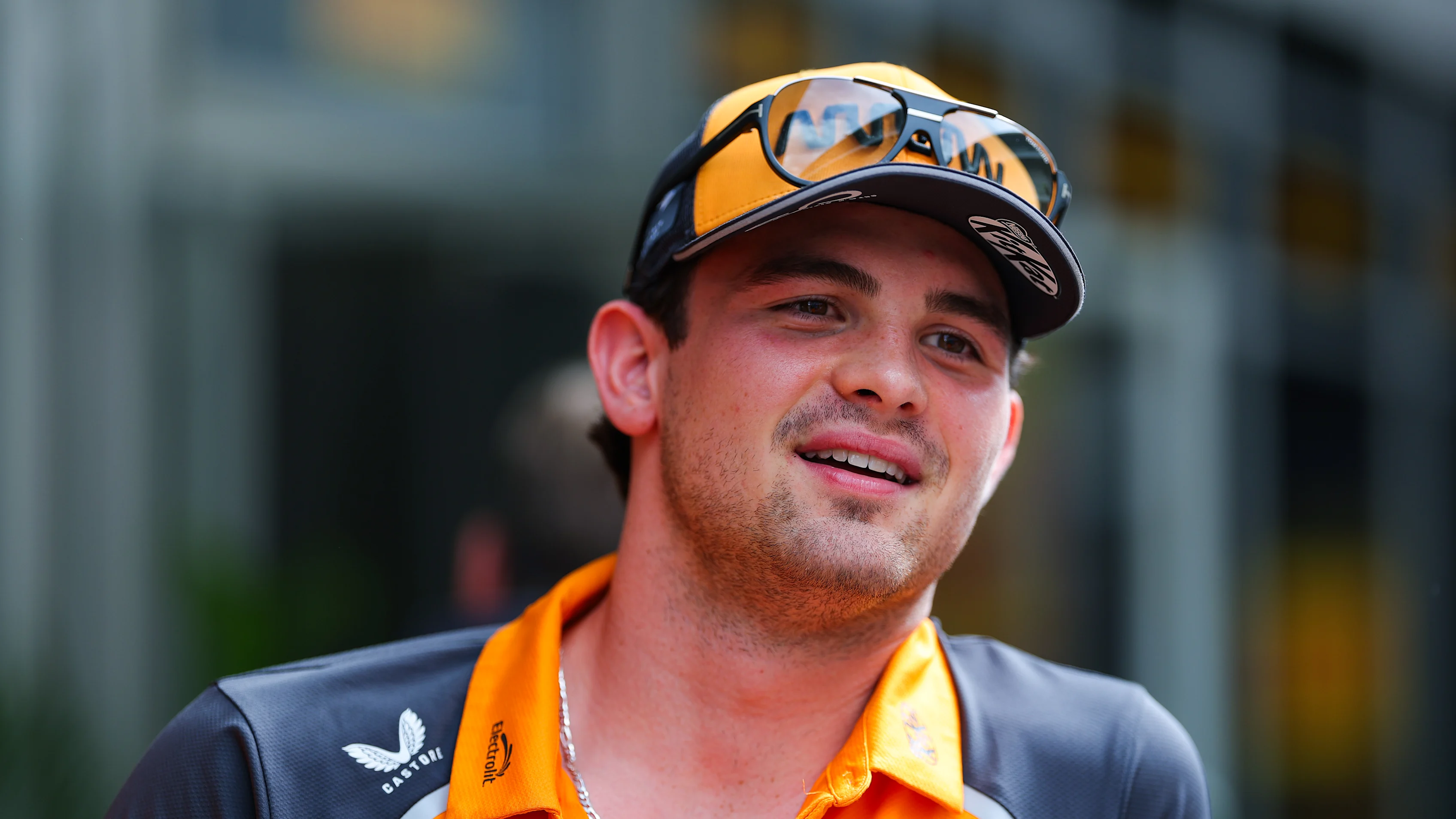 AUSTIN, TEXAS - 16 DE OCTUBRE: Pato O'Ward de México y el equipo Arrow McLaren IndyCar miran en el