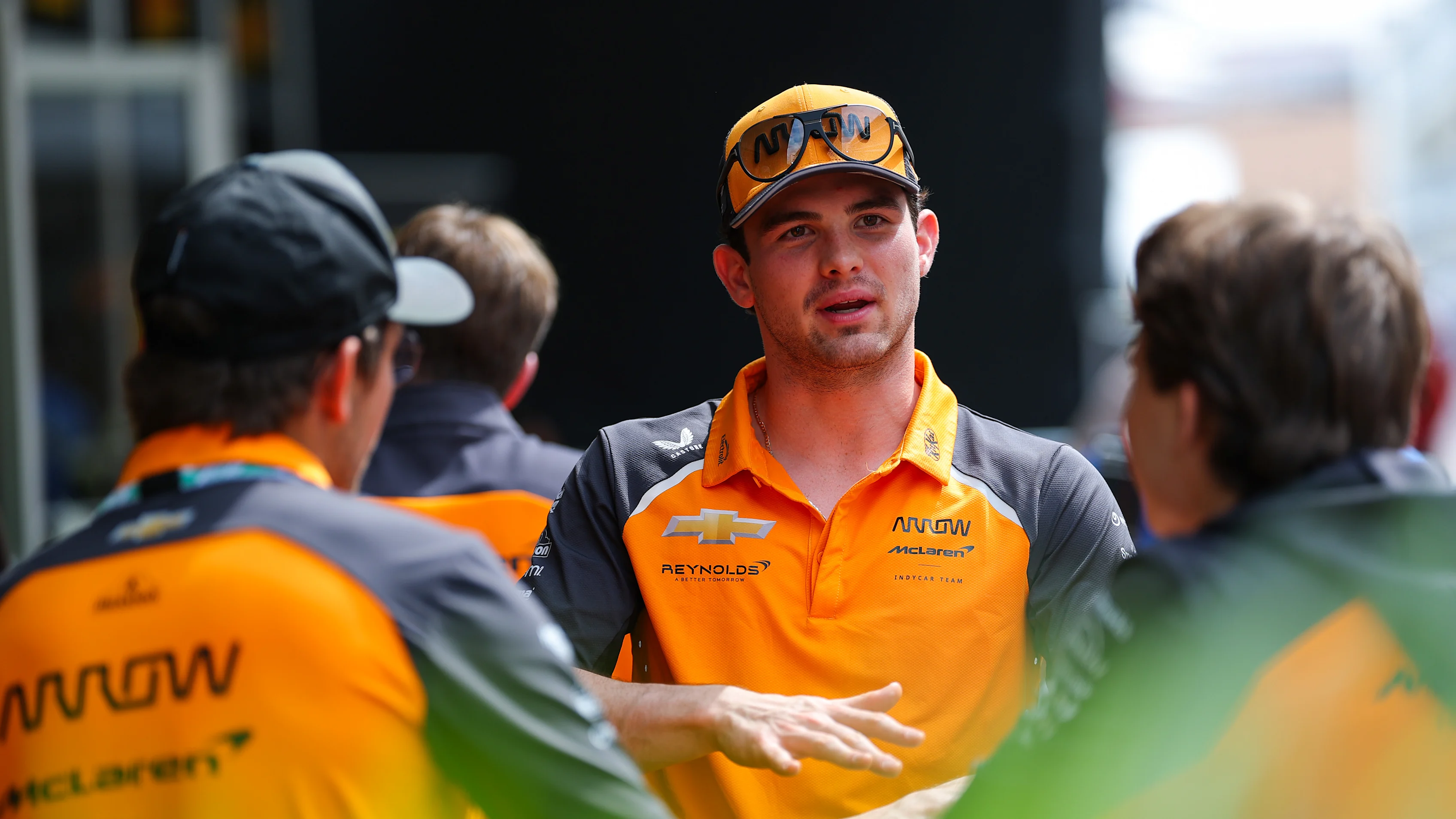 AUSTIN, TEXAS - 16 DE OCTUBRE: Pato O'Ward de México y el equipo Arrow McLaren IndyCar miran en el