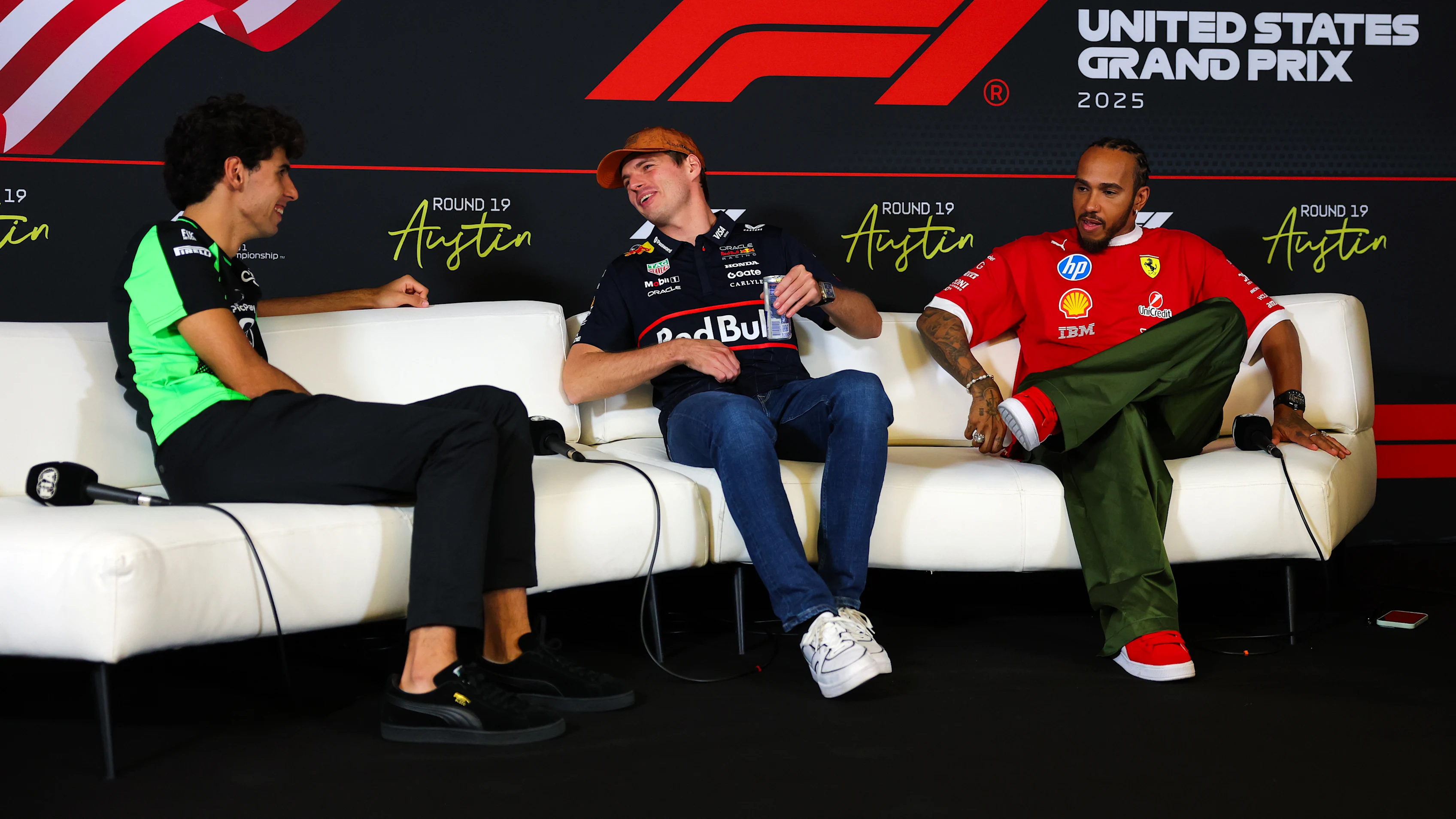 AUSTIN, TEXAS - 16 DE OCTUBRE: Gabriel Bortoleto de Brasil y Stake F1 Team Kick Sauber conversan con