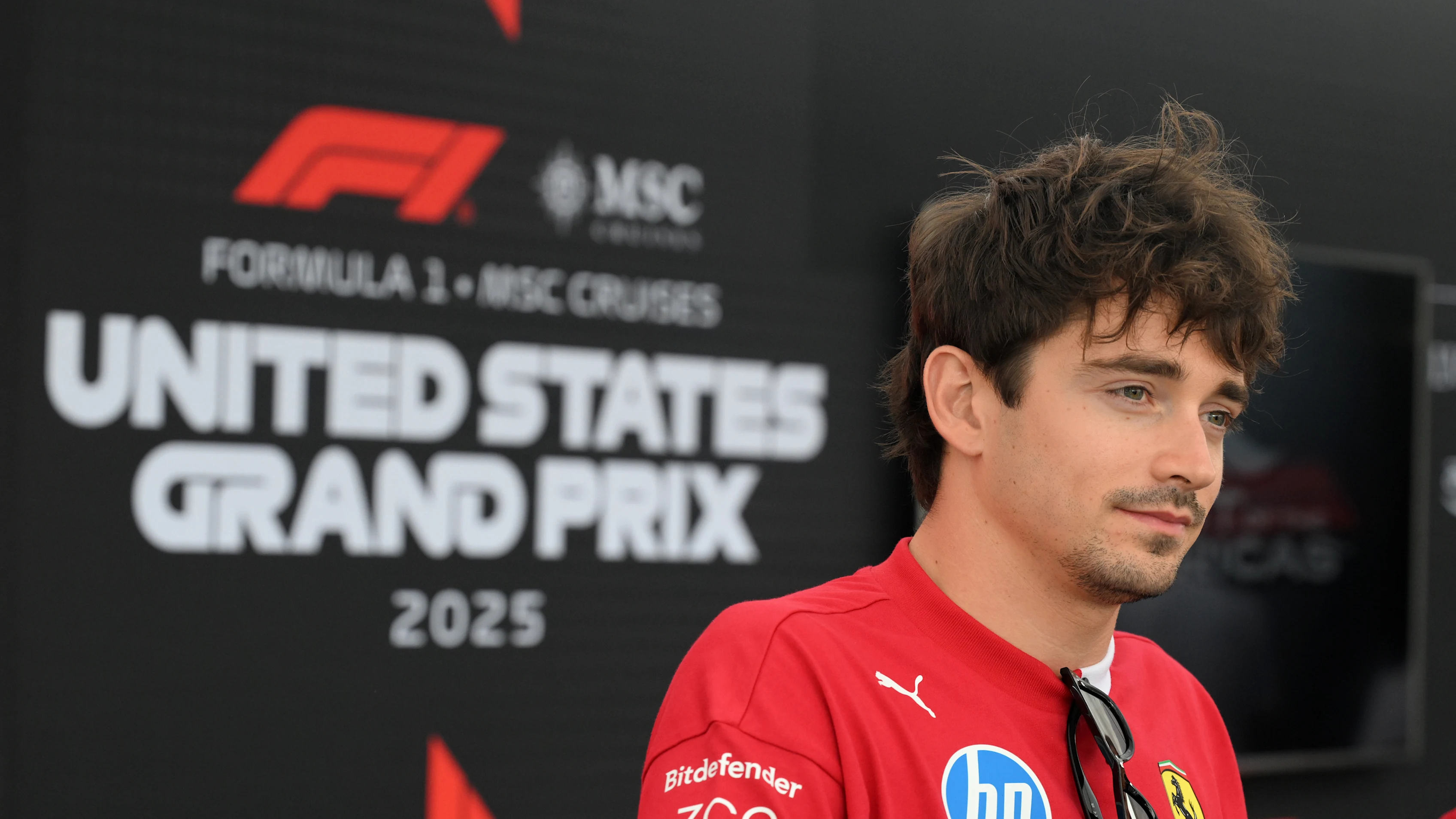 AUSTIN, TEXAS - 16 DE OCTUBRE: Charles Leclerc de Mónaco y la Scuderia Ferrari habla con los medios