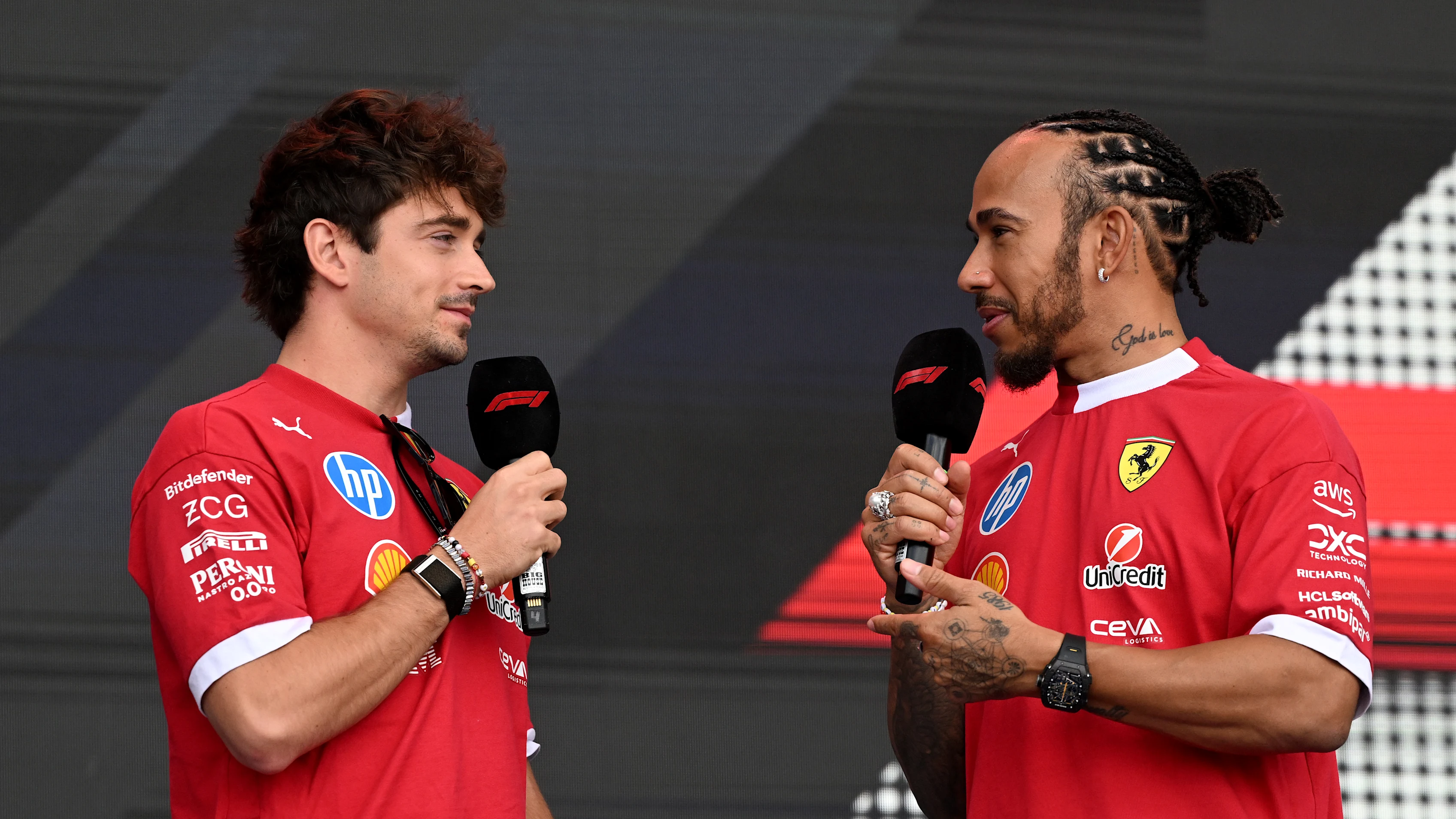 AUSTIN, TEXAS - 17 DE OCTUBRE: Charles Leclerc de Mónaco y la Scuderia Ferrari y Lewis Hamilton de
