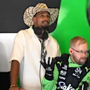 El campeón mundial de decatlón Leo Neugebauer trajo el ambiente campestre al garaje de Kick Sauber