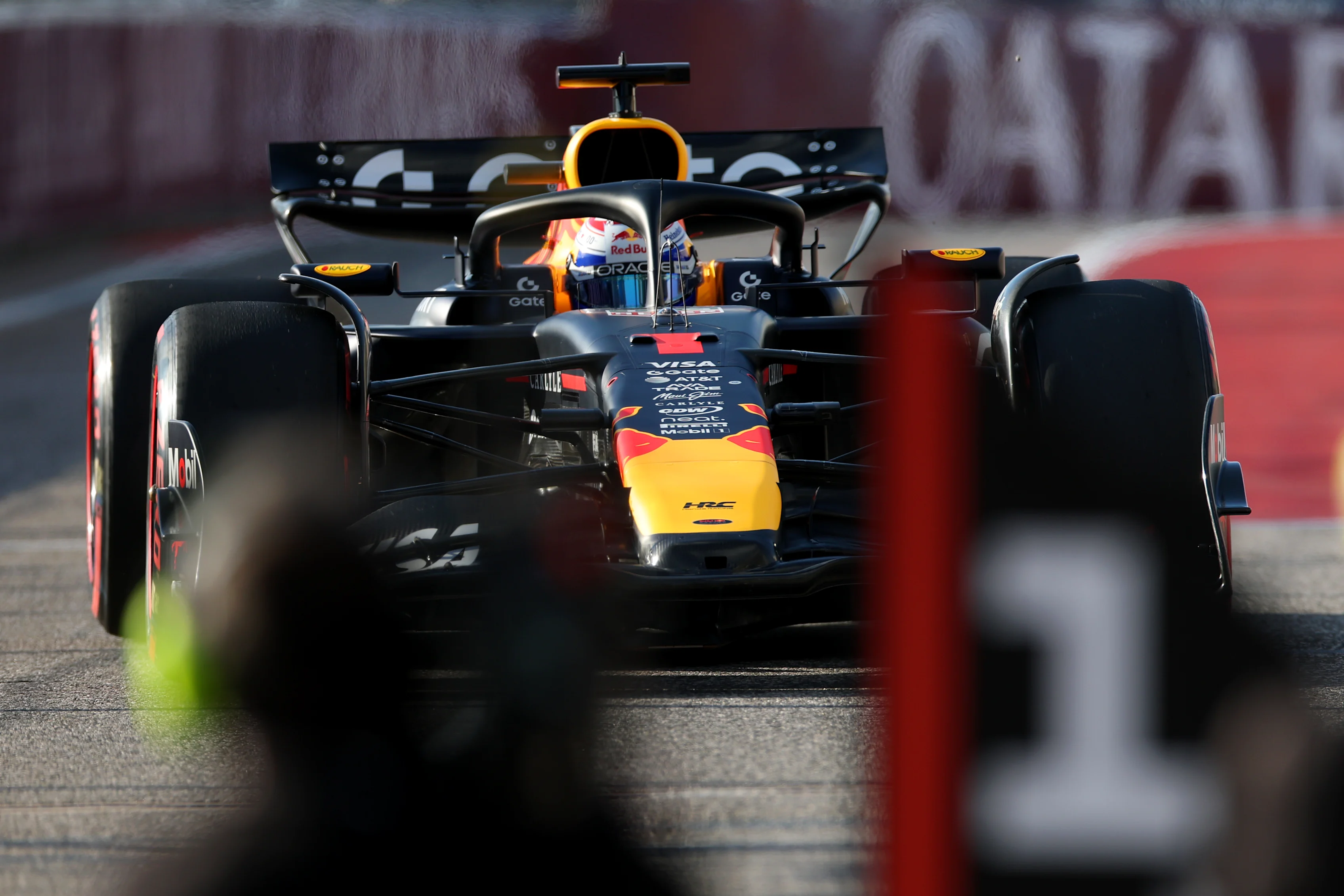 AUSTIN, TEXAS - 17 DE OCTUBRE: El clasificador de Sprint Pole Max Verstappen de Holanda y Oracle Red