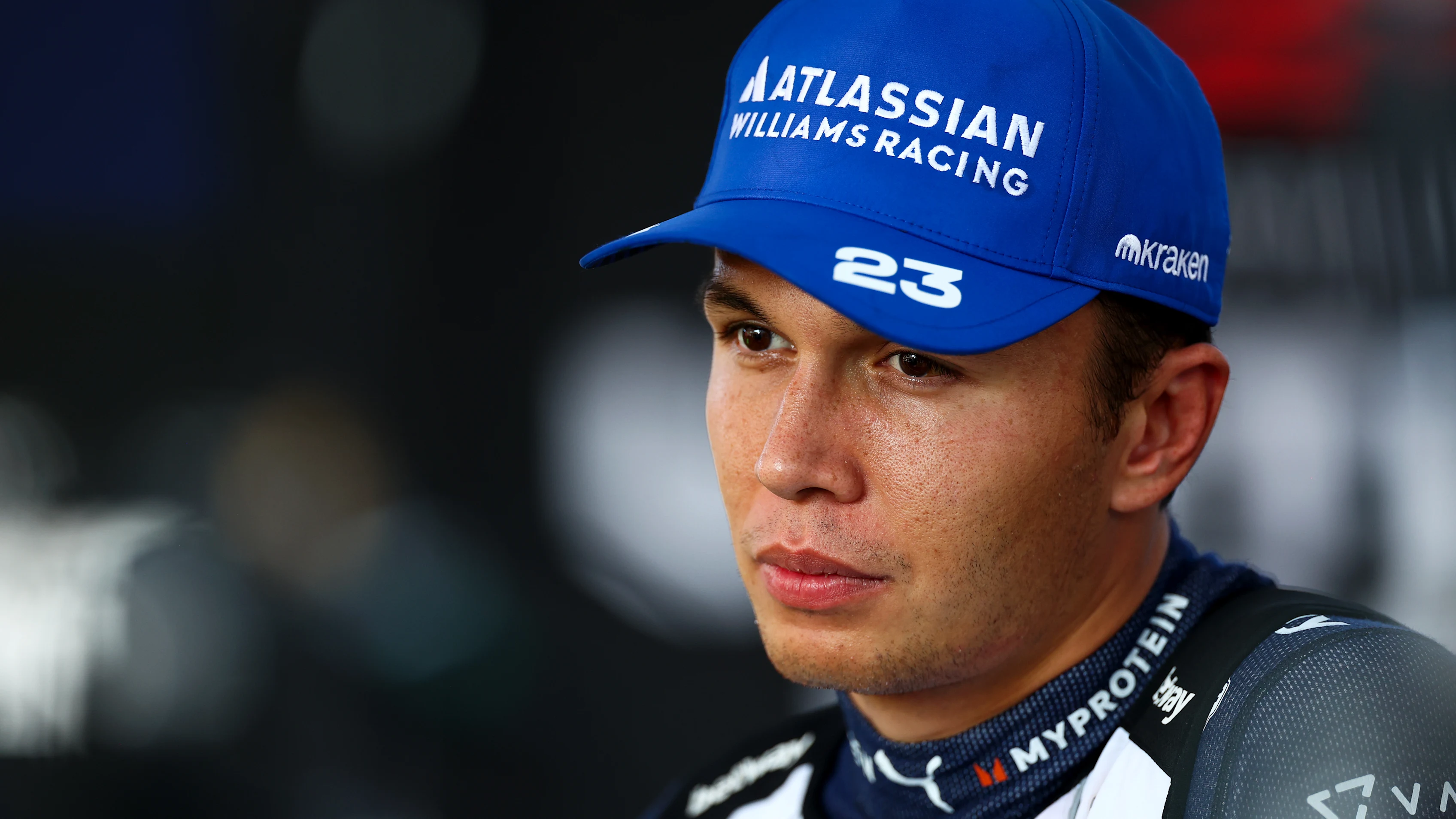 AUSTIN, TEXAS - 18 DE OCTUBRE: El decimonoveno clasificado Alexander Albon de Tailandia y Williams son
