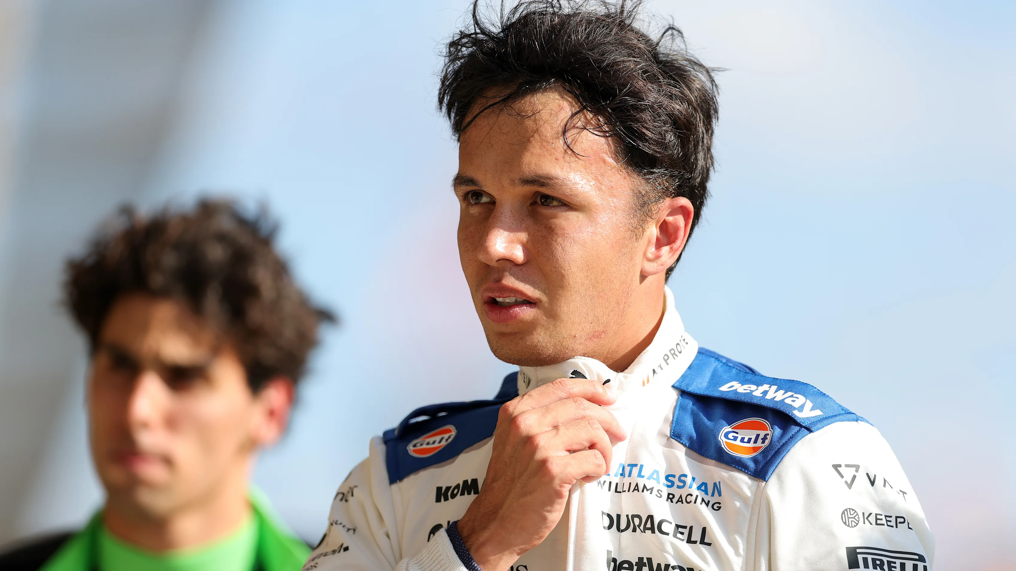 AUSTIN, TEXAS - 18 DE OCTUBRE: El decimonoveno clasificado Alexander Albon de Tailandia y Williams