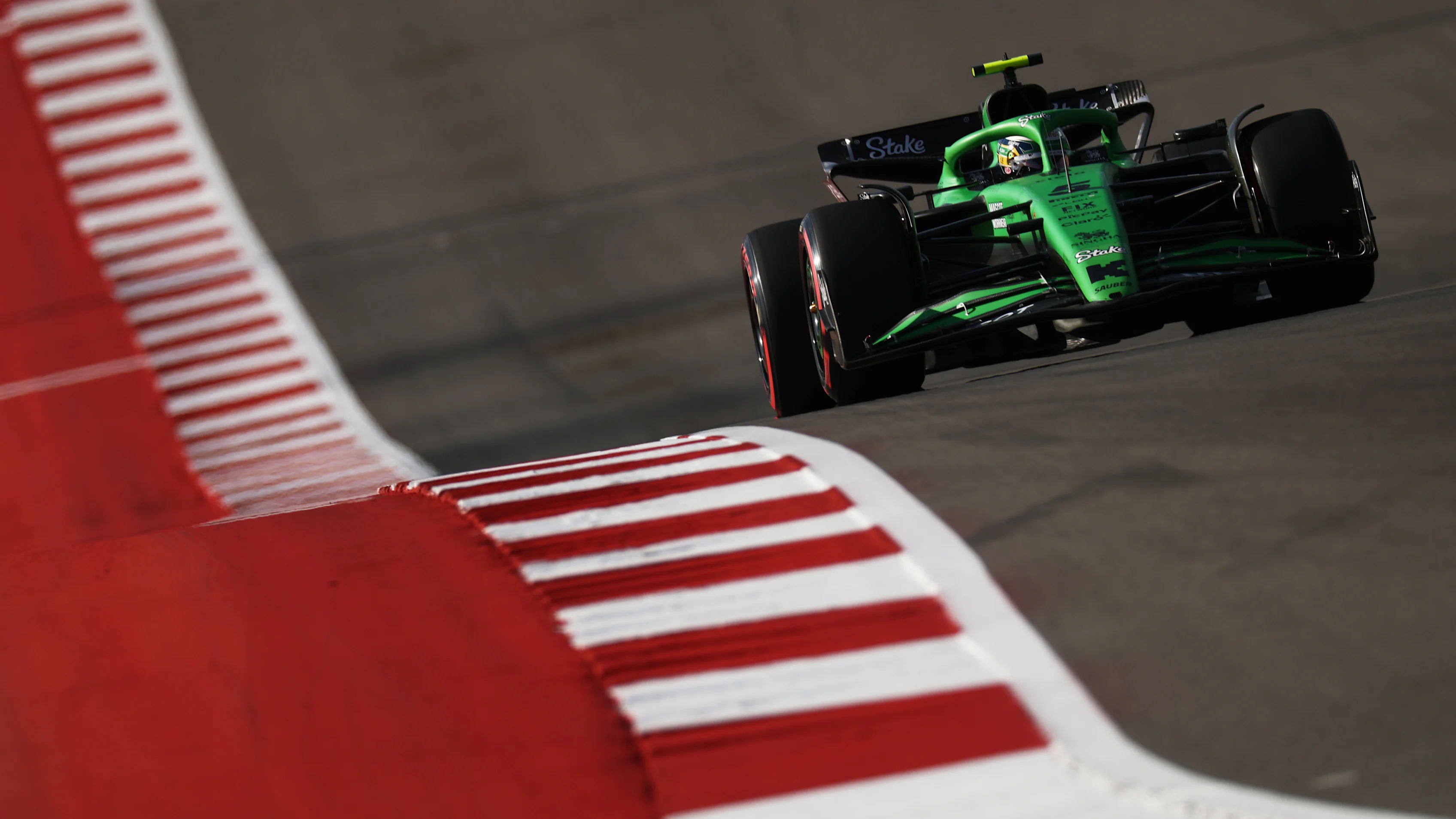 AUSTIN, TEXAS - 18 DE OCTUBRE: Gabriel Bortoleto de Brasil conduciendo el (5) Kick Sauber C45 Ferrari en
