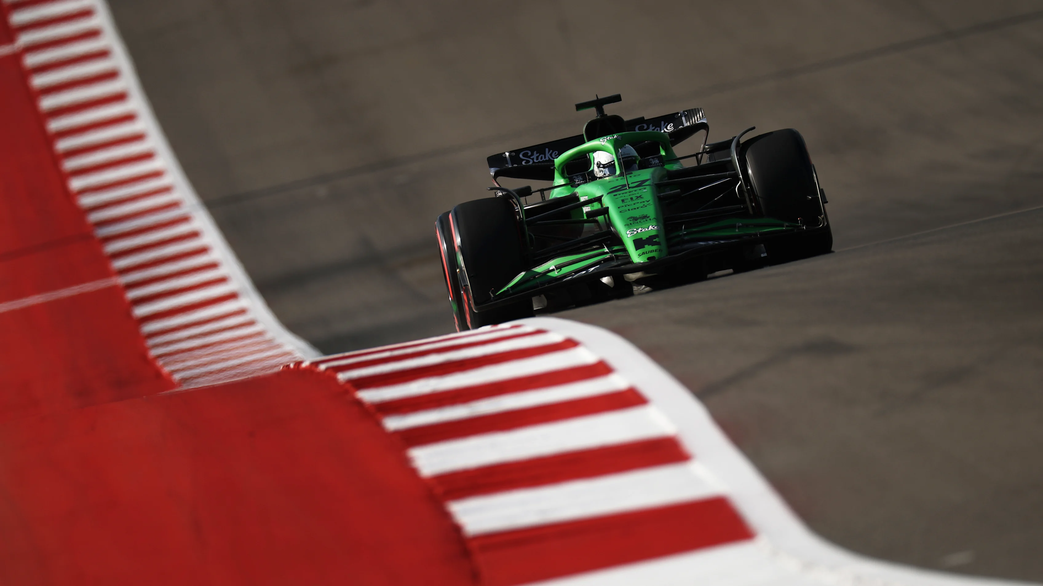 AUSTIN, TEXAS - 18 DE OCTUBRE: Nico Hulkenberg de Alemania conduciendo el (27) Kick Sauber C45 Ferrari en