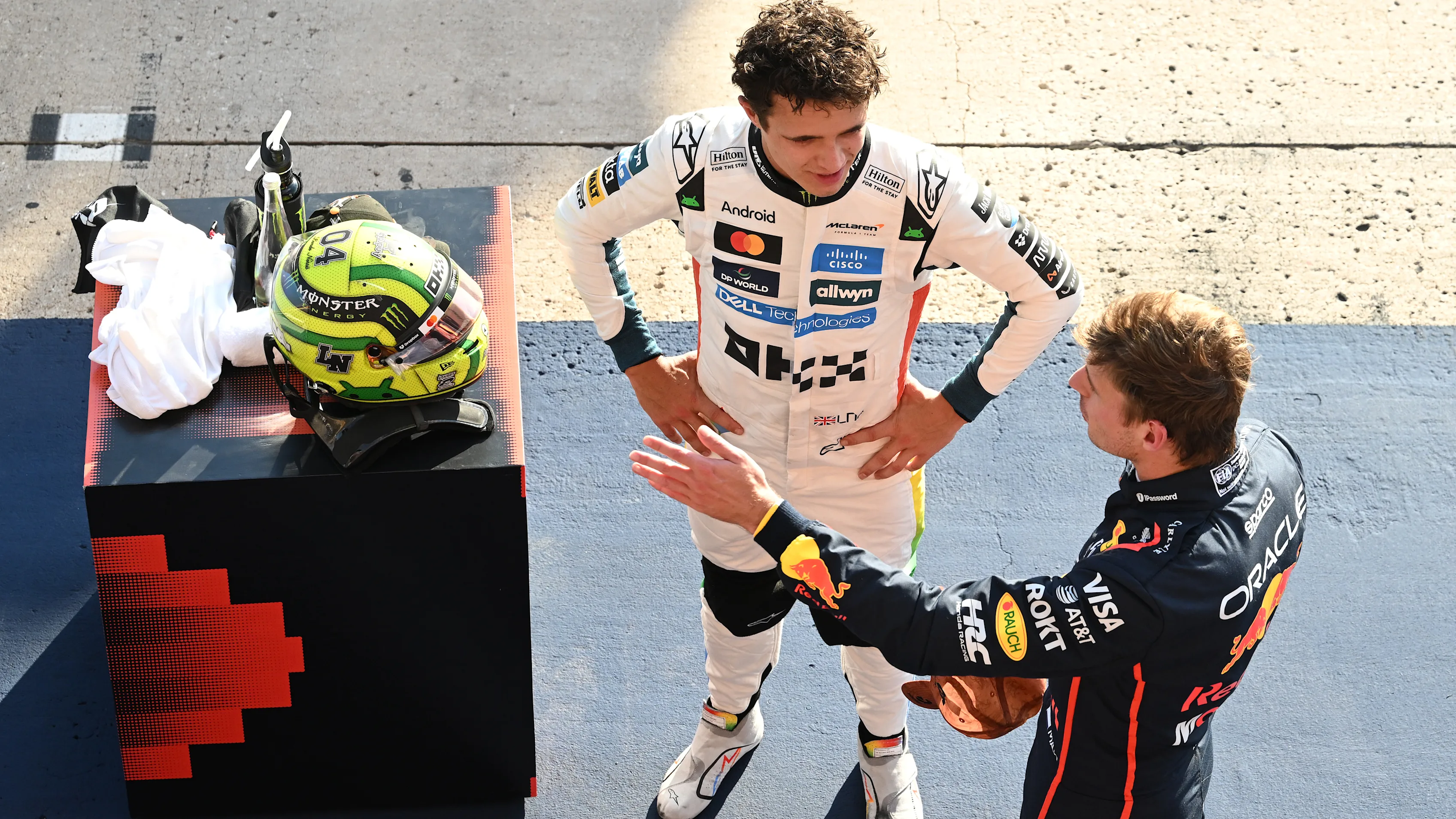 AUSTIN, TEXAS - 18 DE OCTUBRE: El clasificador de la pole position Max Verstappen de los Países Bajos y Oracle