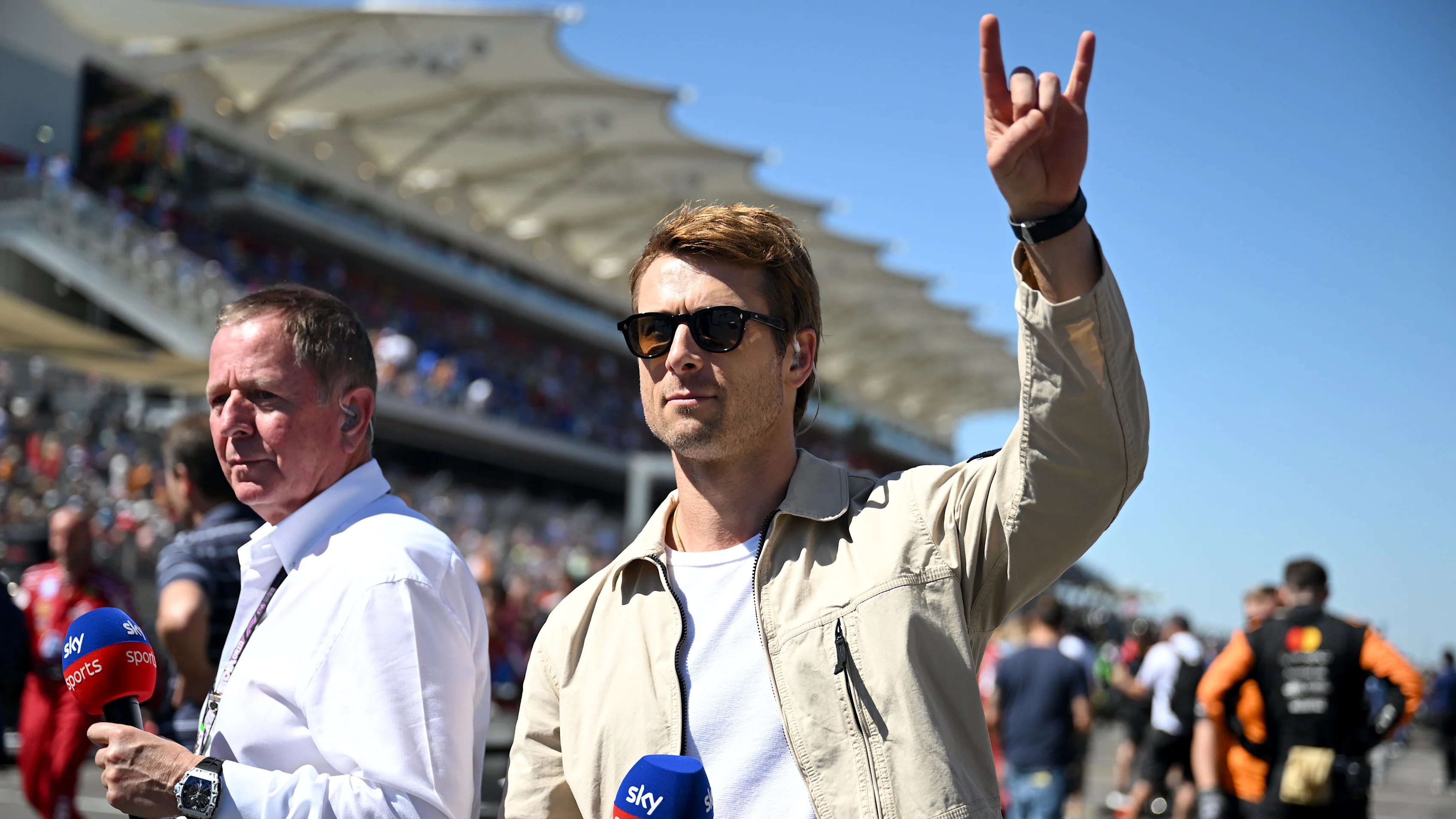 Glen Powell realmente se sumergió en el fin de semana, e incluso se unió a la parrilla de Sky Sports. Desliza para ver más imágenes