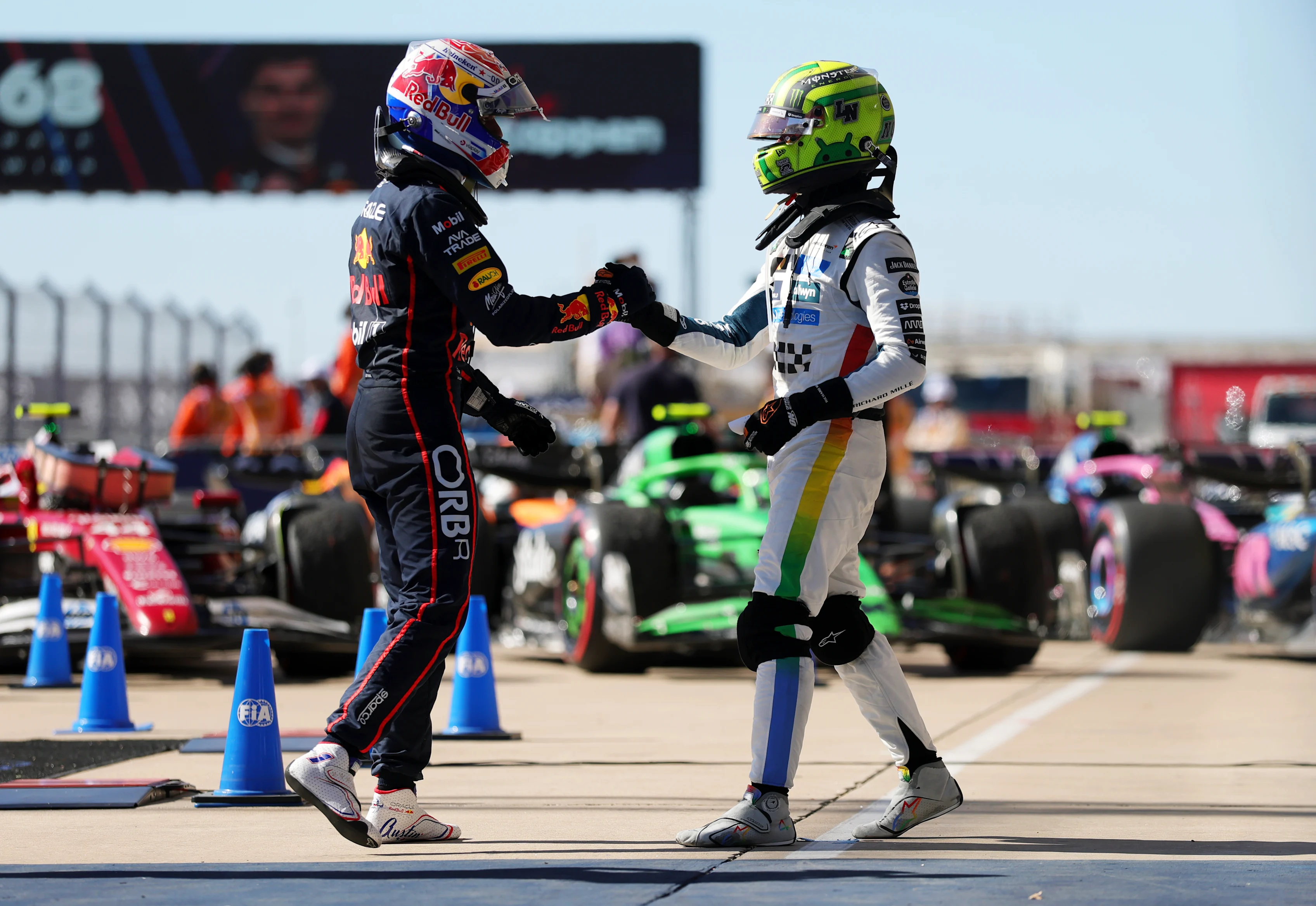 AUSTIN, TEXAS - 19 DE OCTUBRE: El ganador de la carrera Max Verstappen de Holanda y Oracle Red Bull